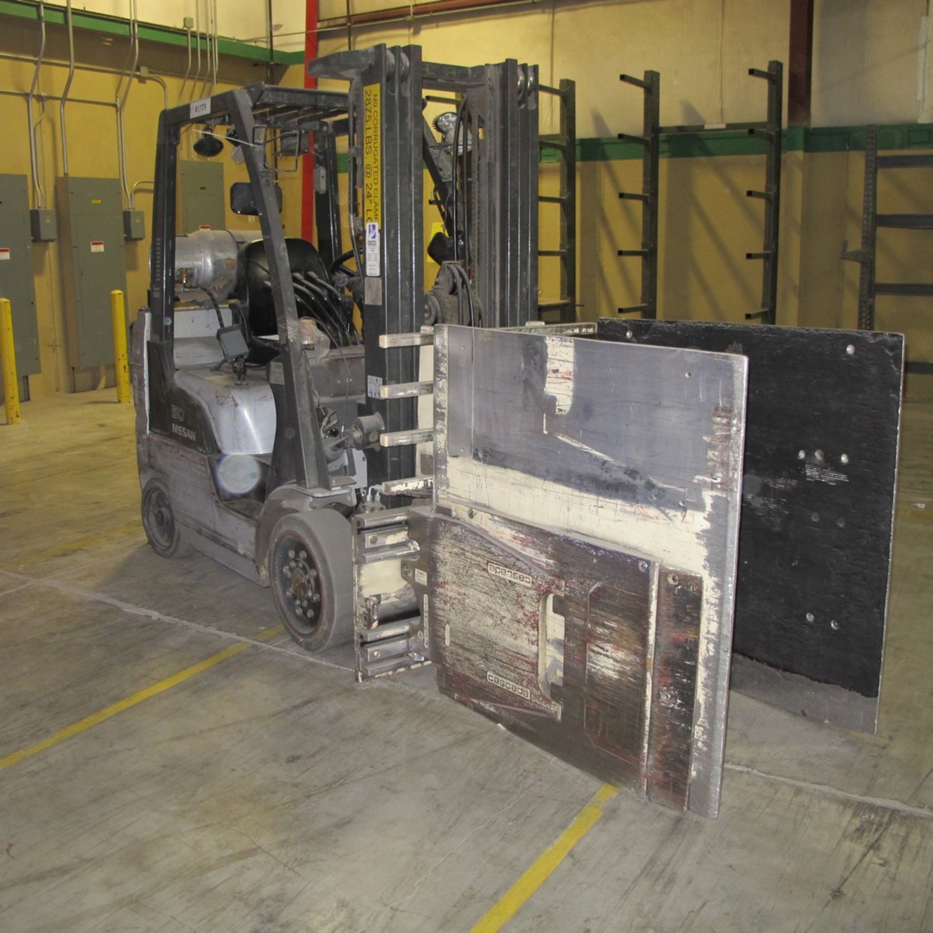 NISSAN 50MCU1F2A25LV PROPANE FORKLIFT W/ CASCADE HYDRAULIC CLAMP ATATCHMENT (SOUTHEAST PLANT) - Image 4 of 11