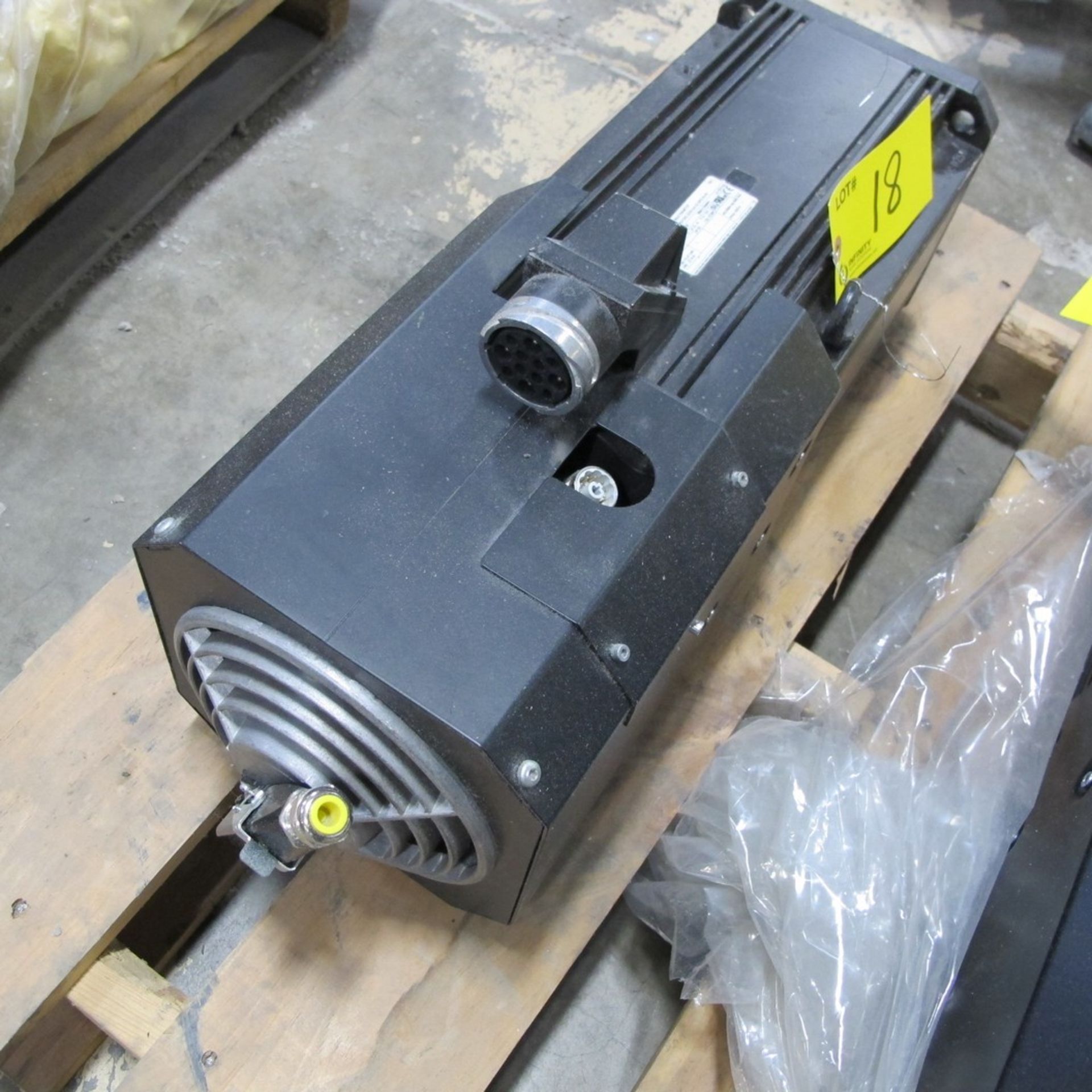 REXROTH SERVO DRIVE 3 PHASE INDUCTION MOTOR, MAD100C-0250-SA-S2-BP0-05-N1, 600V, 10.47KW, 2,500/9, - Image 3 of 3