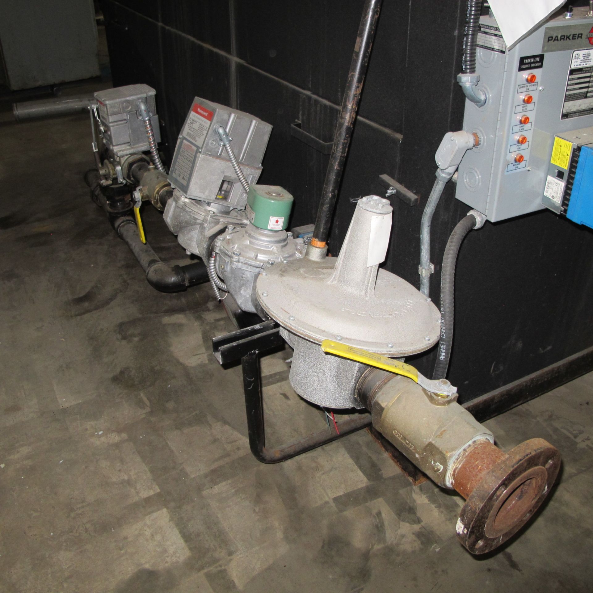 2012 PARKER T4600 NATURAL GAS BOILER, 2,300,000 TO 4,600,000 BTU W/ HONEYWELL GASE PIPE/VALVES - Image 5 of 10