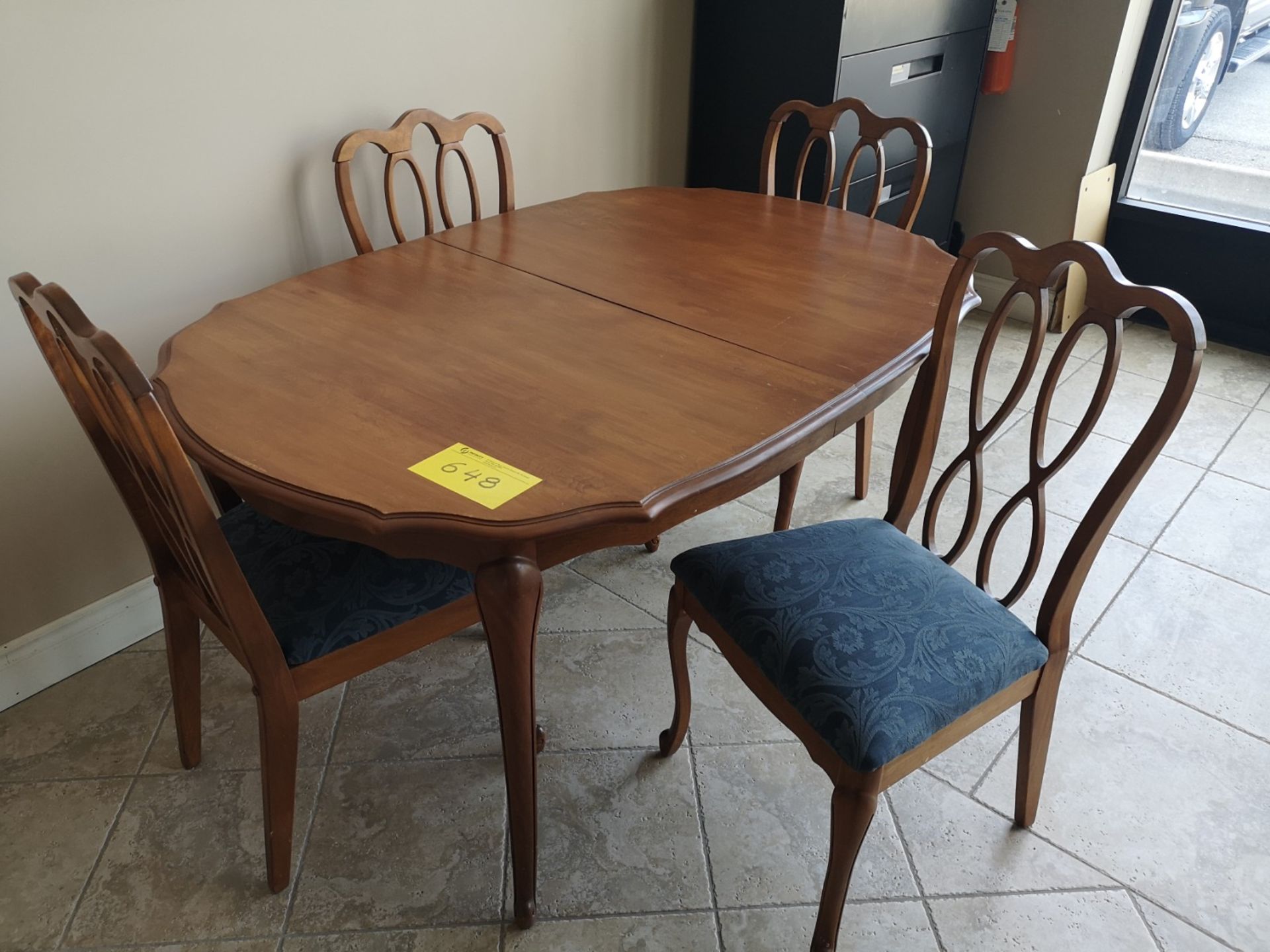 DININGROOM TABLE W/ (4) CHAIRS