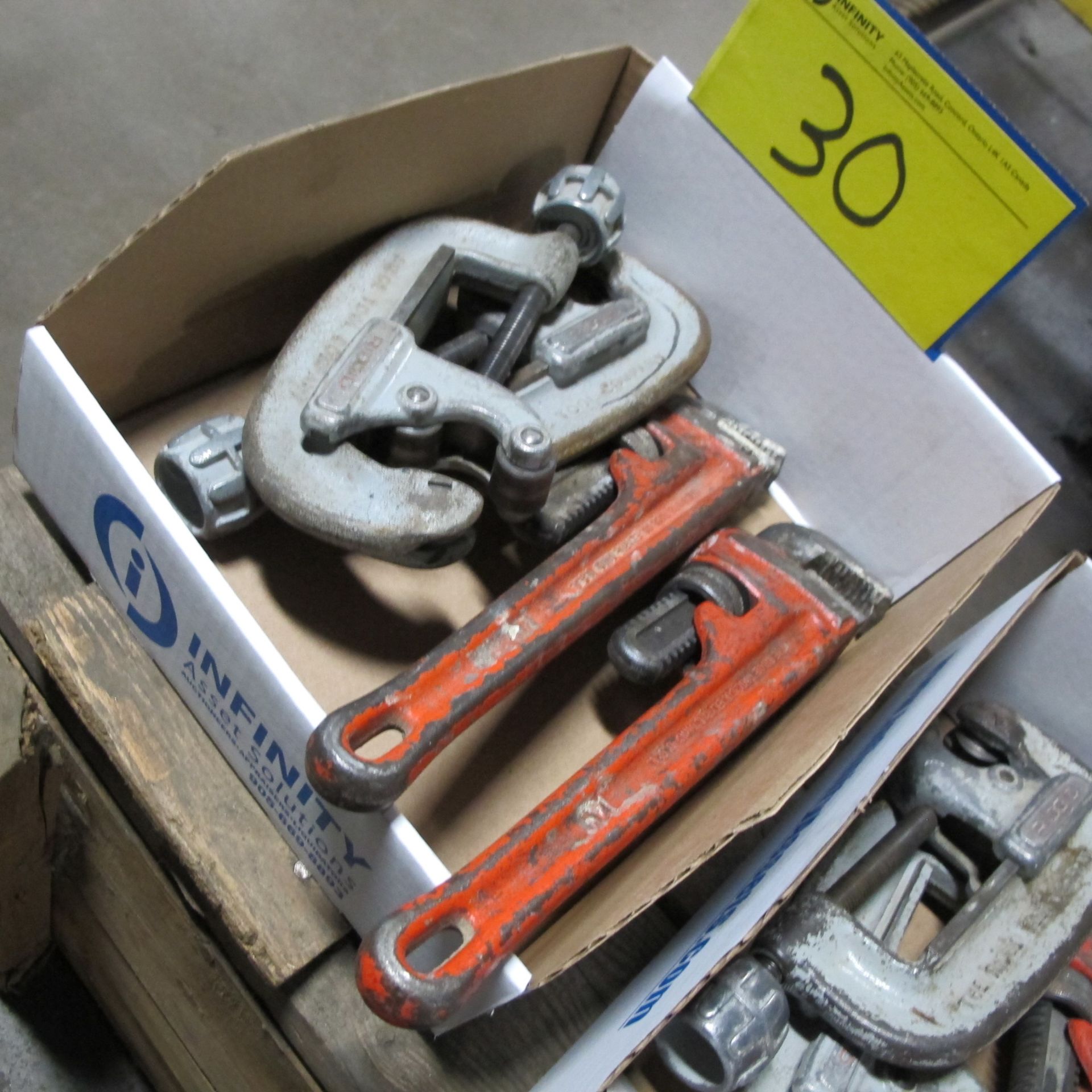 LOT OF (1) BOX W/ (2) RIDGID PIPE CUTTERS 1-3", (2) RIDGID PIPE WRENCHES 14"