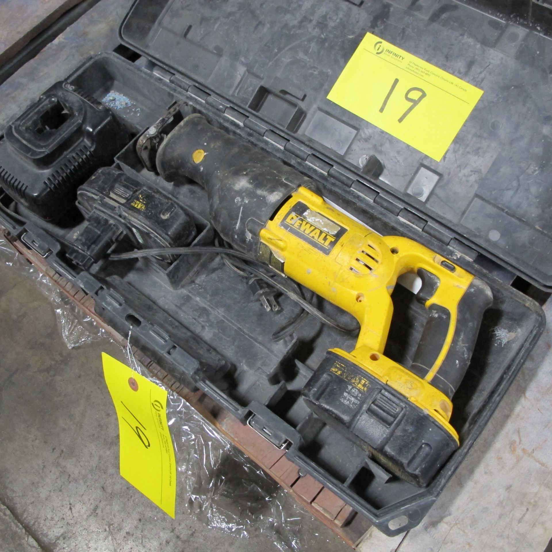 DEWALT DC385 RECIPROCATING SAW W/ (2) 18V BATTERIES, CHARGER AND CASE