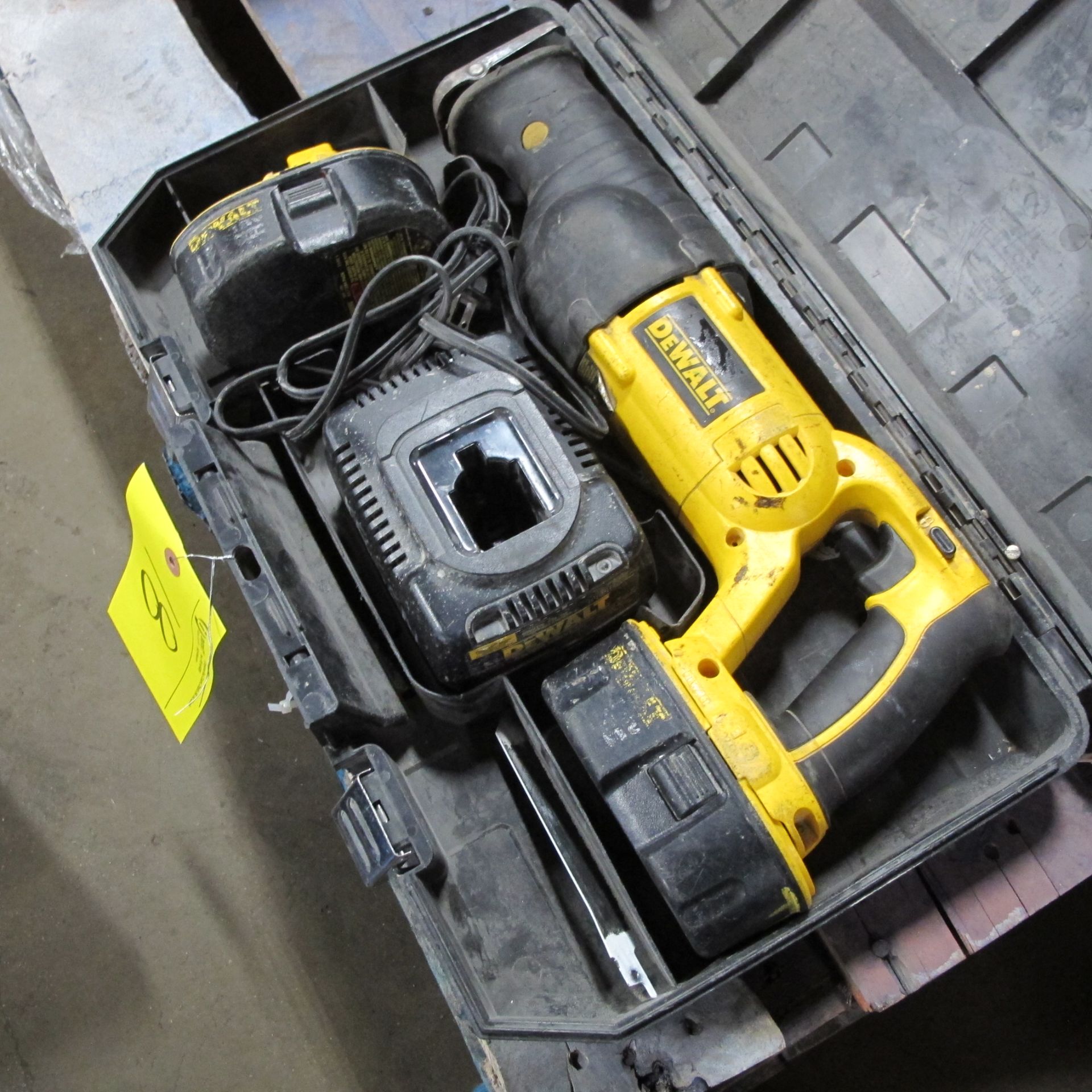 DEWALT DC385 RECIPROCATING SAW W/ (2) 18V BATTERIES, CHARGER AND CASE