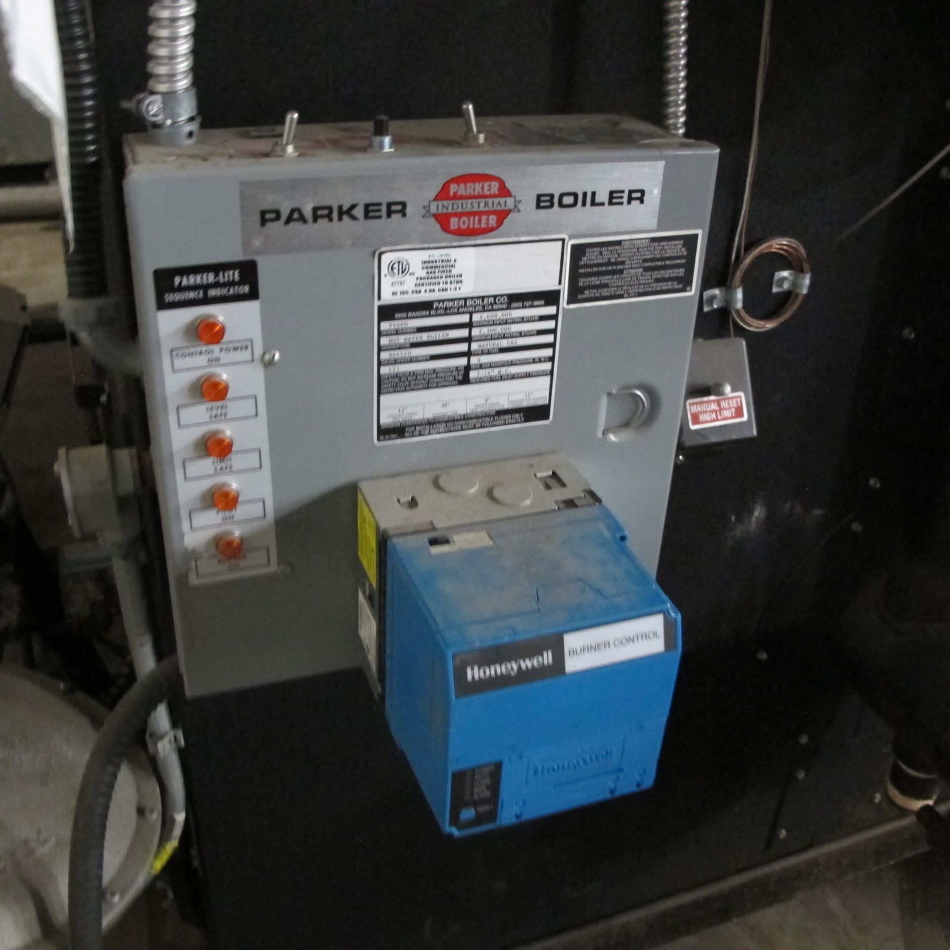 2012 PARKER T4600 NATURAL GAS BOILER, 2,300,000 TO 4,600,000 BTU W/ HONEYWELL GASE PIPE/VALVES - Image 2 of 10