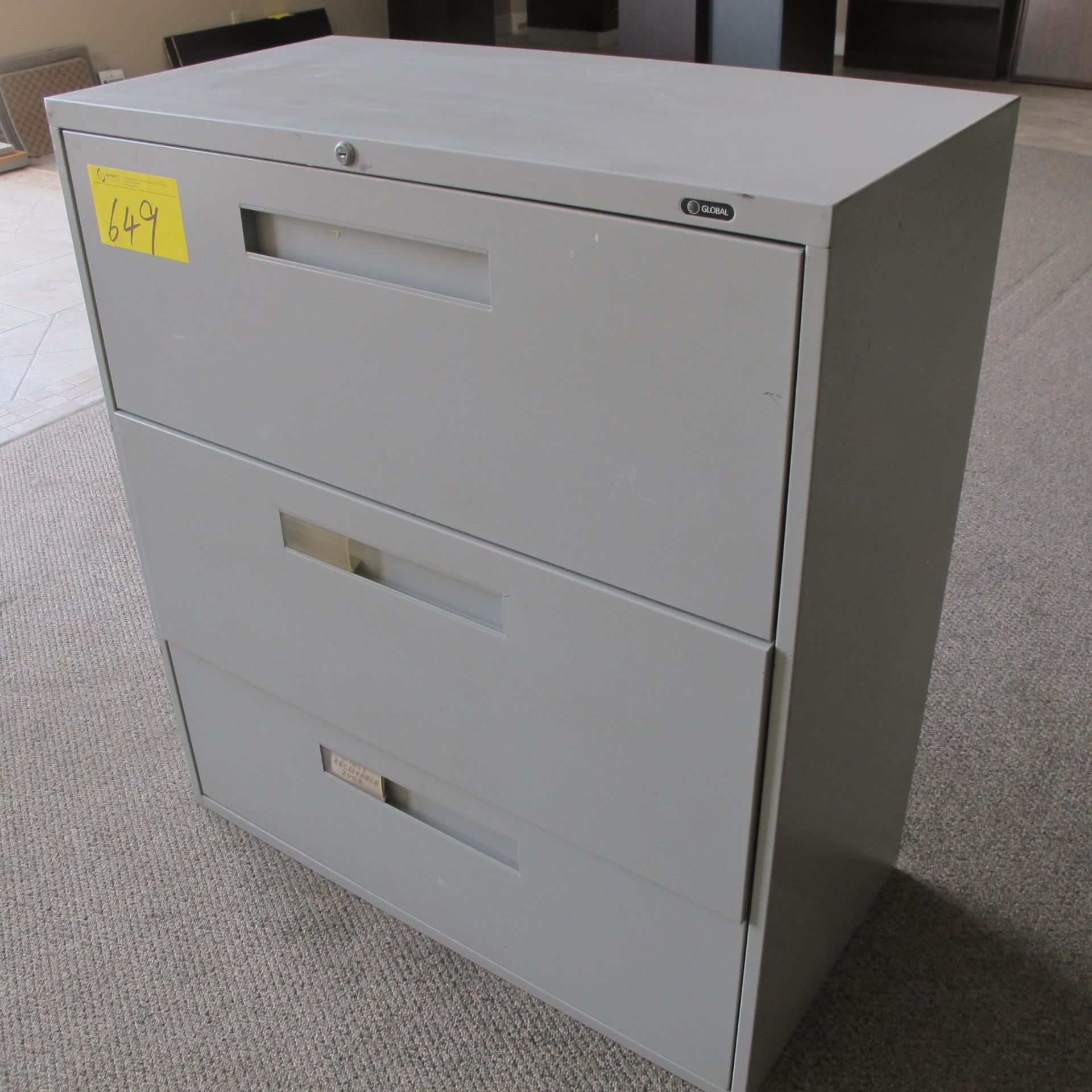 LOT OF (2) GLOBAL 3-DRAWER LATERAL FILE CABINETS AND (2) 4-DRAWER LATERAL FILE CABINETS - Image 2 of 4