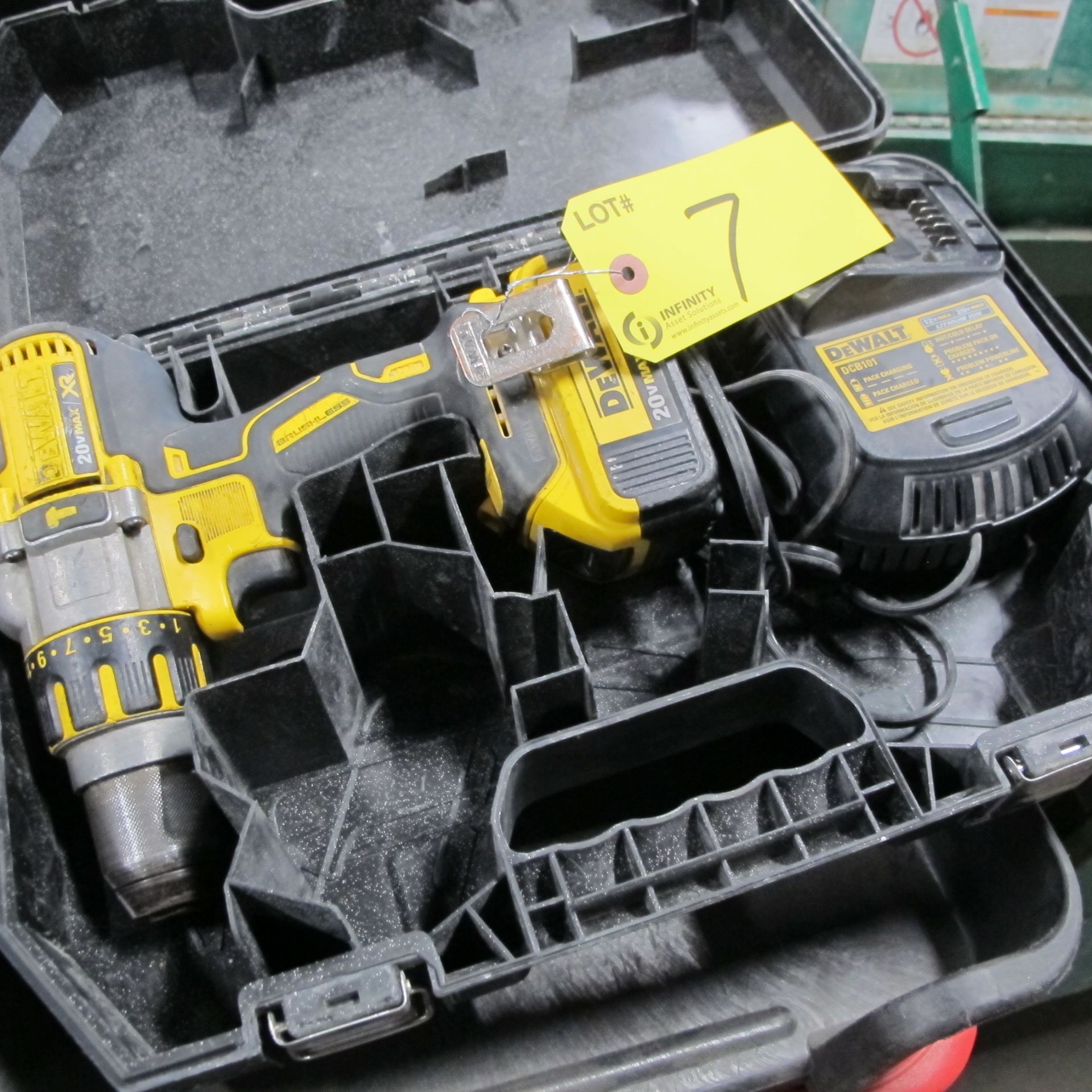 DEWALT 20 MAX XR CORDLESS DRILL DCD995 W/ (1) 20V BATTERY, CHARGER AND CASE