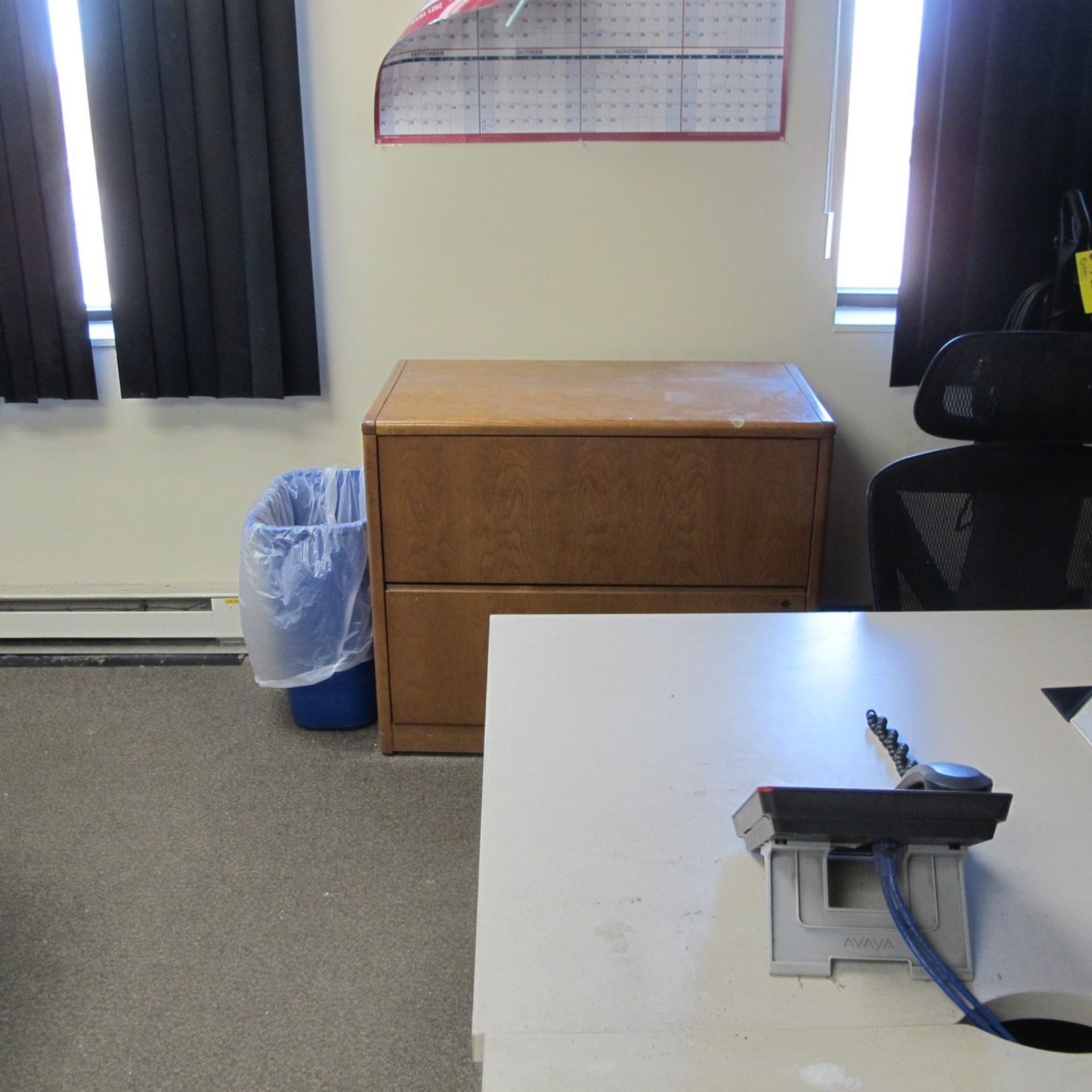 LOT OF FURNITURE IN SHIPPING OFFICE INCLUDING (5) DESKS, (4) CHAIRS, (2) FILE CABINETS (NO PHONES OR - Image 4 of 4