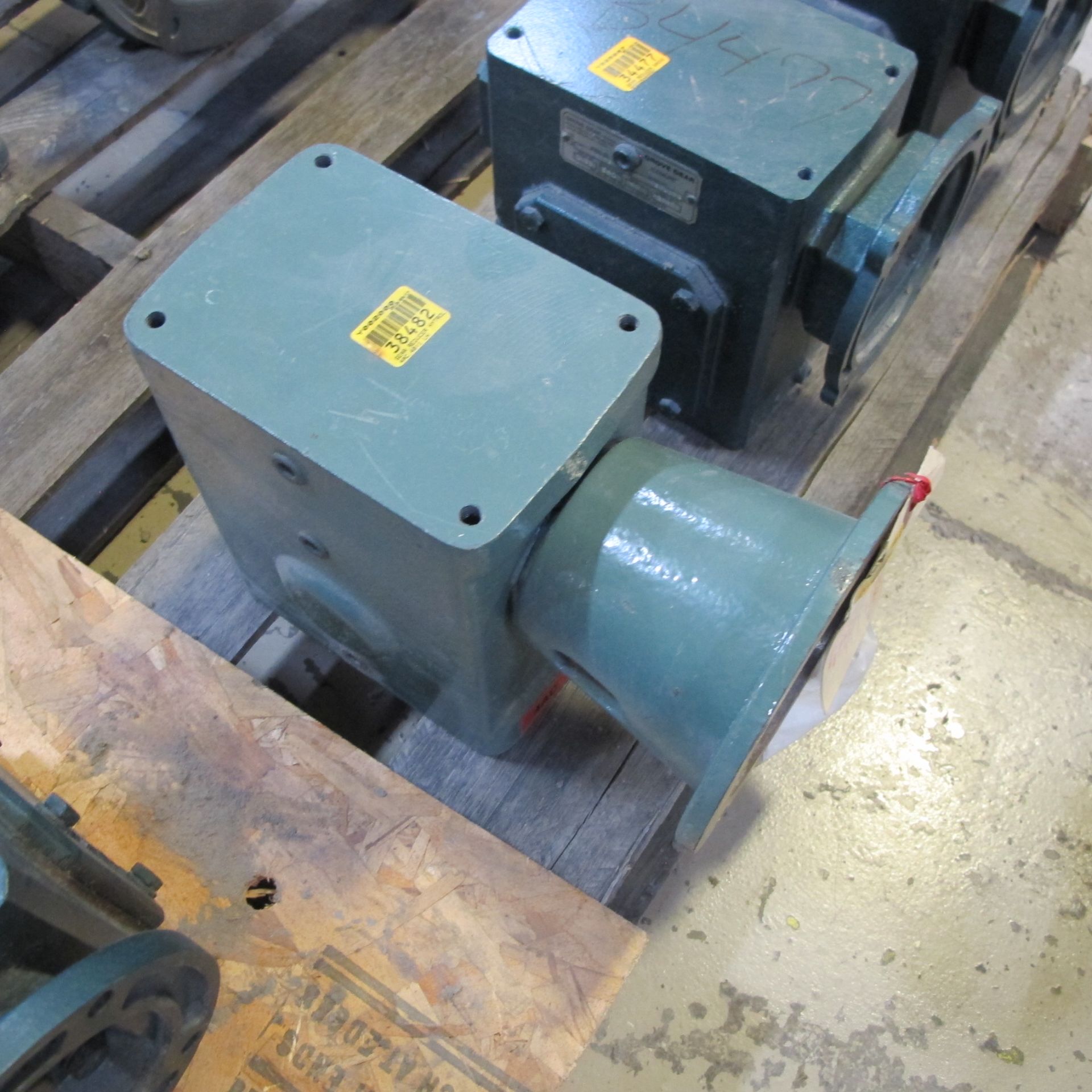 LOT OF (4) GEARBOXES IN ROW, GROVE HEAR BM011-2, RATIO 2:1, WEPCO 4ACLH, RATIO 40:1, (2) GROVE - Image 4 of 10