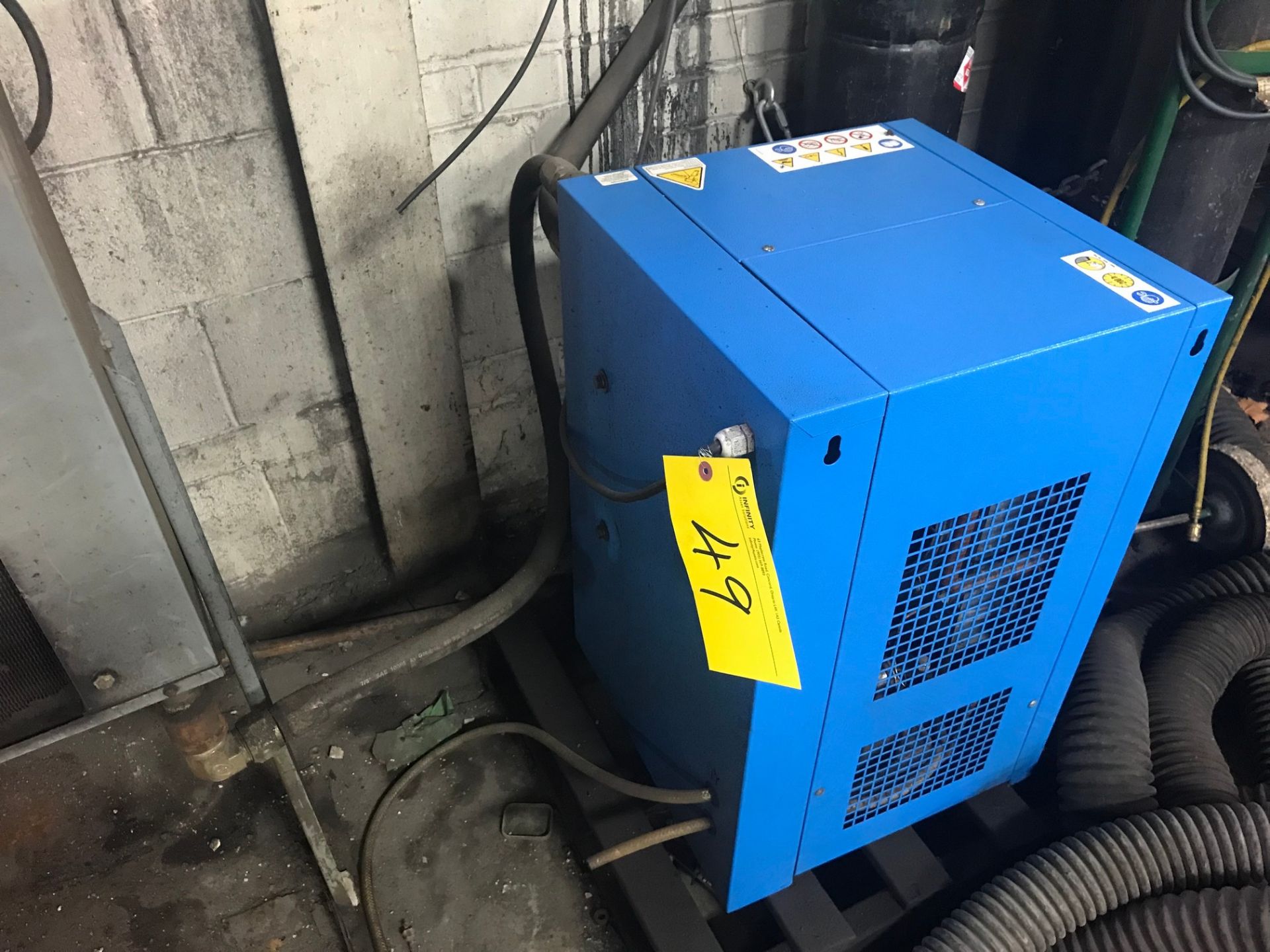 SPEEDAIRE DUAL HEAD 10HP AIR COMPRESSOR, 200GAL, HEAT EXCHANGER AND PURESTREAM HT DRYER MODEL - Image 4 of 7