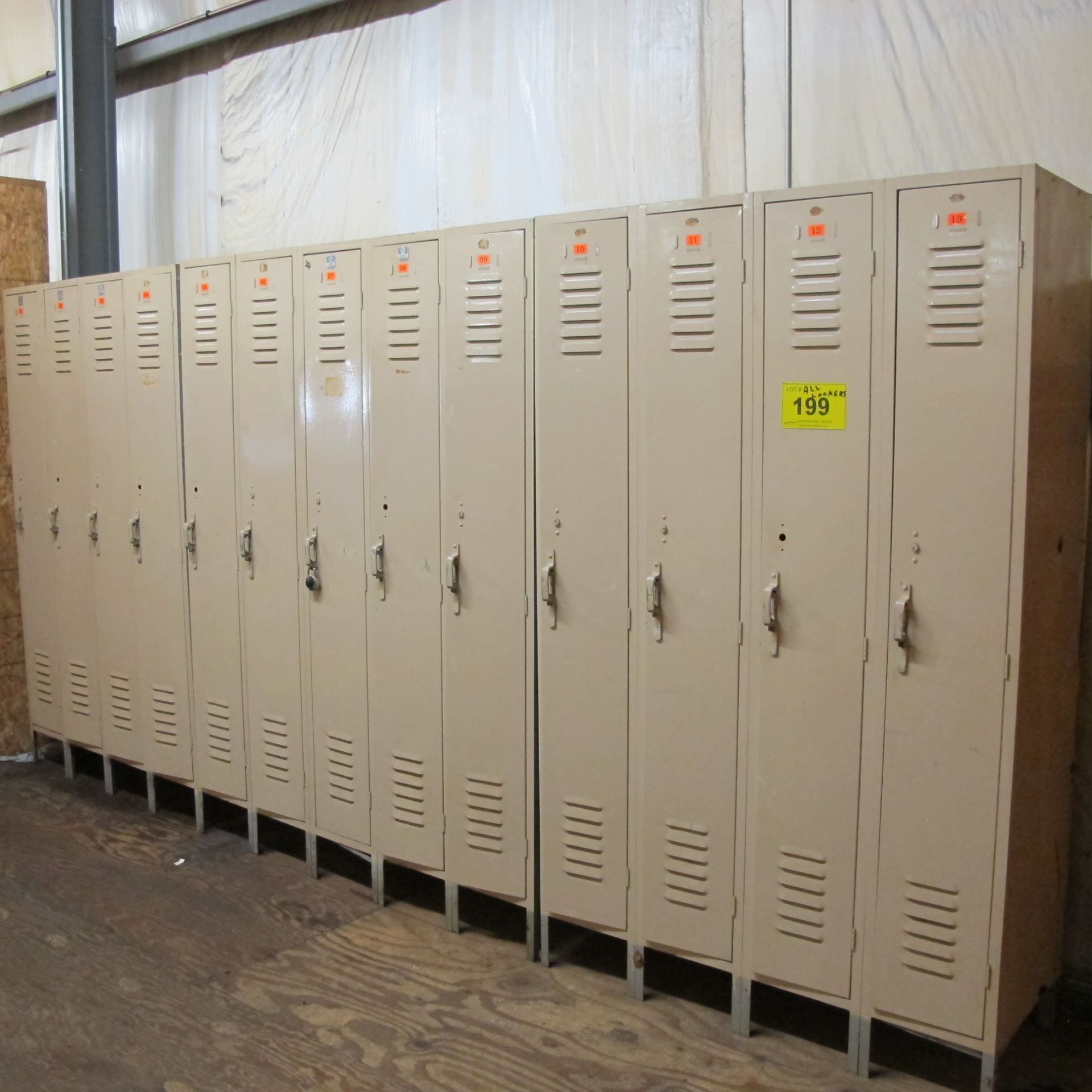 LOT (20) DOORS OF LOCKERS