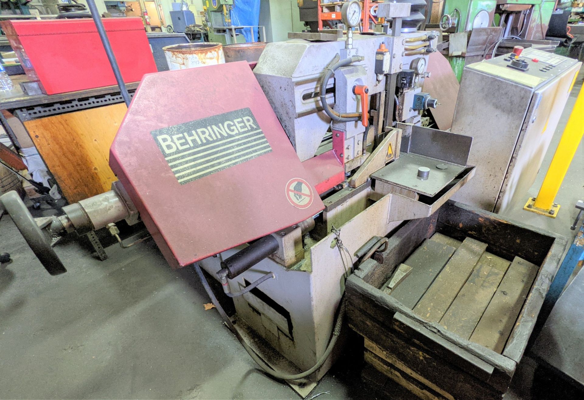 BEHRINGER MODEL HBB-221 HORIZONTAL BANDSAW, AUTO CLAMP, S/N 17814 (RIGGING FEE $300)