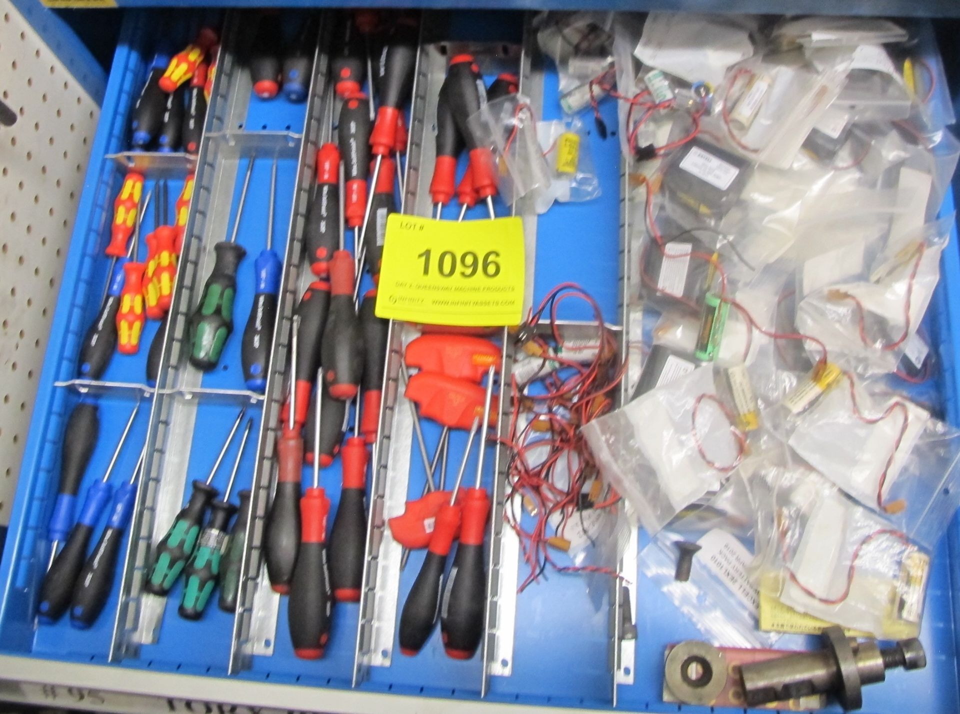 CONTENTS OF 1-DRAWER OF SUSTA TOOL CABINET INCLUDING DRIVERS, BATTERIES