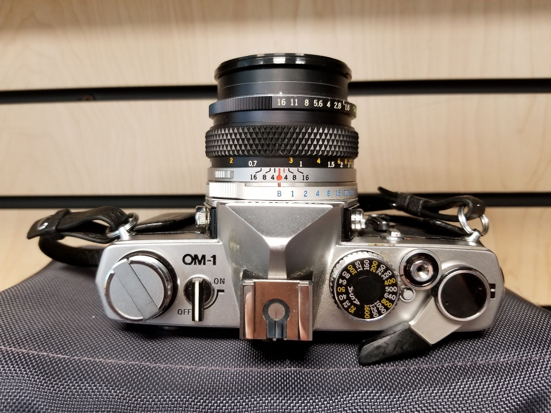OLYMPUS OM-1 VINTAGE SLR CAMERA WITH VARIOUS FLASH ATTACHMENTS, LENSES AND CARRY CASE - Image 6 of 6
