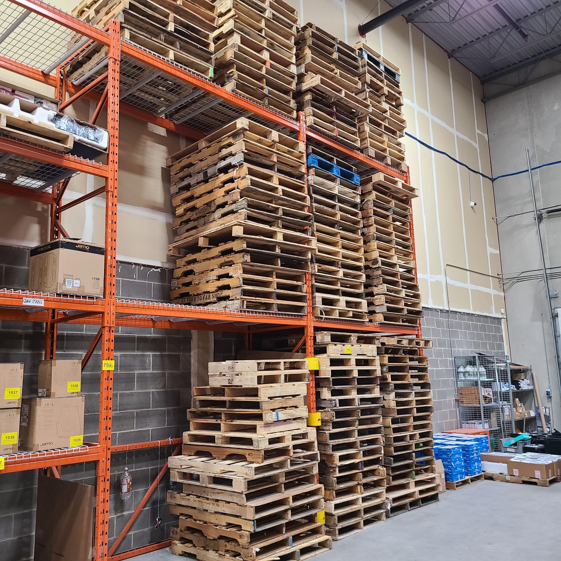 LARGE LOT OF WOODEN PALLETS
