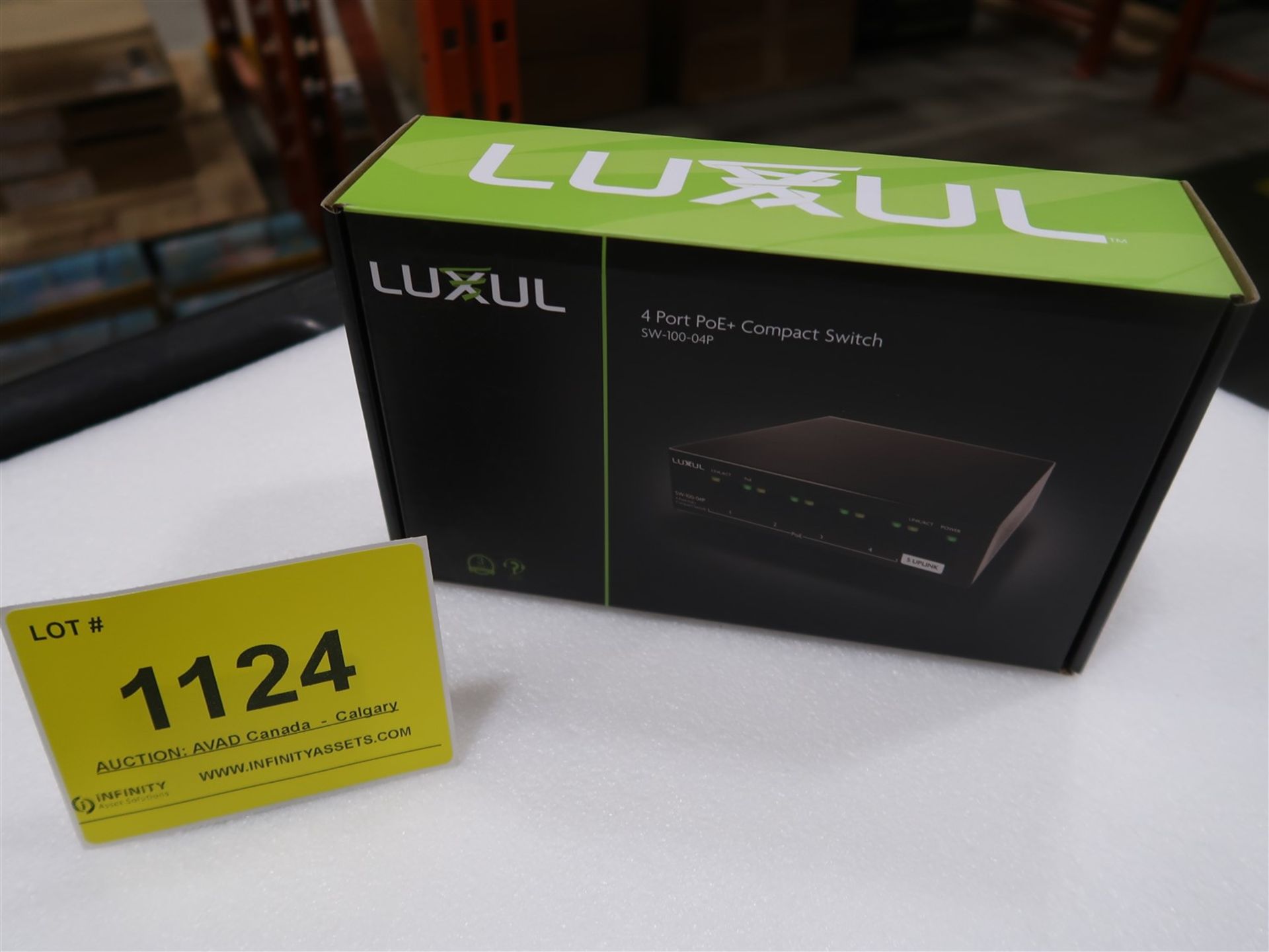 LUXUL 4 PORT POE AND COMPACT SWITCH SW-100-04P, (BNIB) MSRP $150