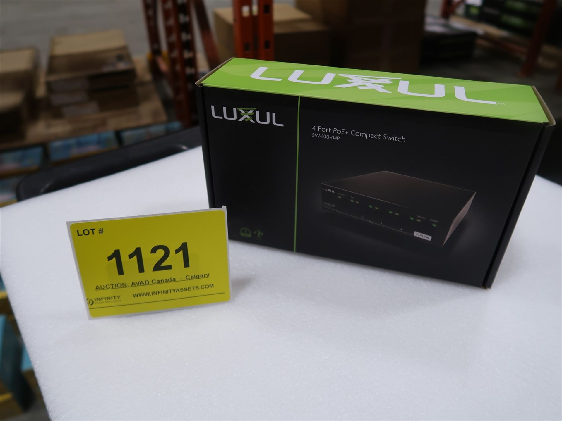 LUXUL 4 PORT POE AND COMPACT SWITCH SW-100-04P, (BNIB) MSRP $150