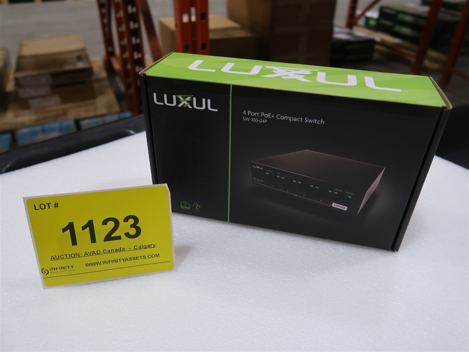 LUXUL 4 PORT POE AND COMPACT SWITCH SW-100-04P, (BNIB) MSRP $150