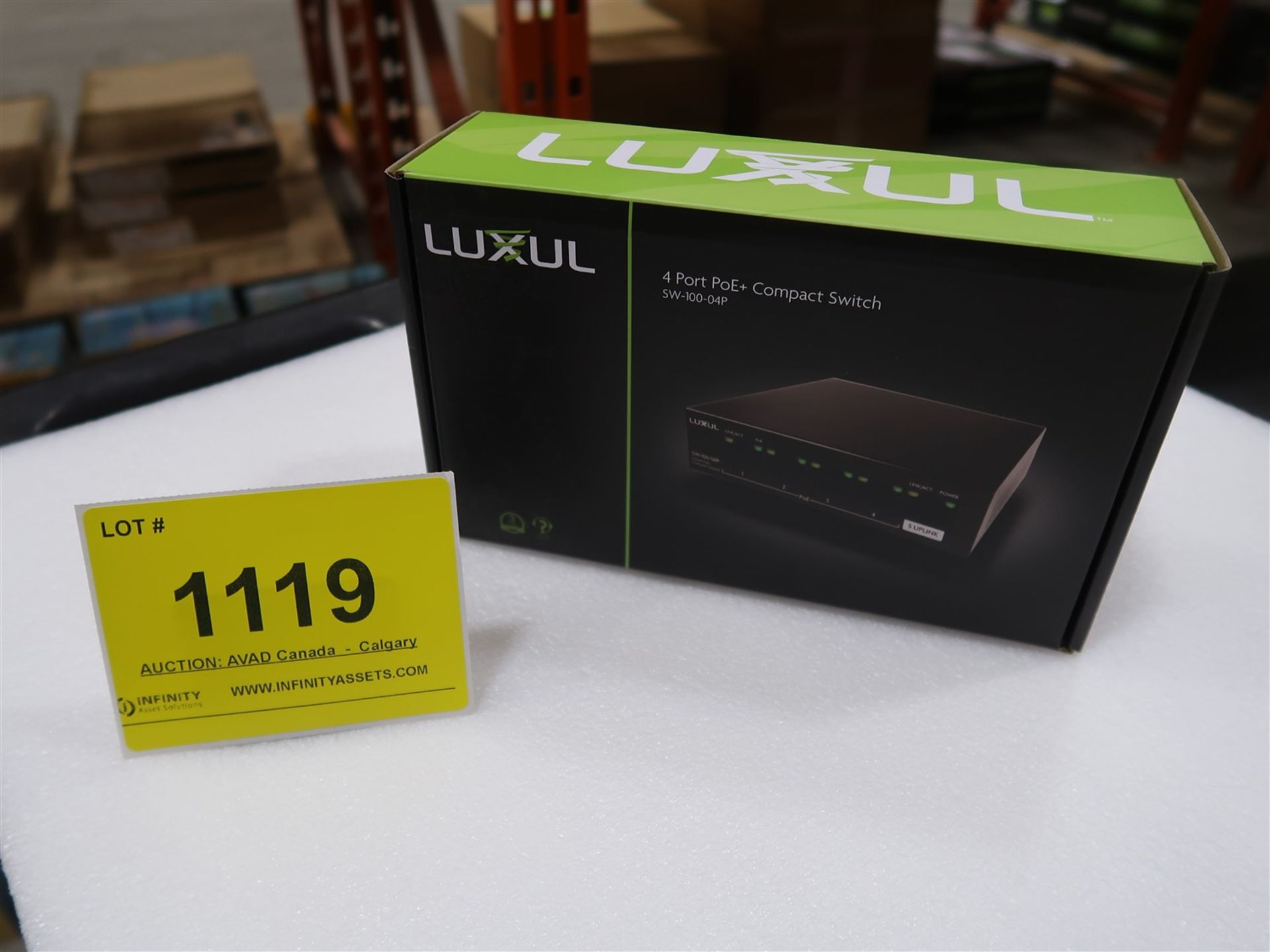 LUXUL 4 PORT POE AND COMPACT SWITCH SW-100-04P, (BNIB) MSRP $150