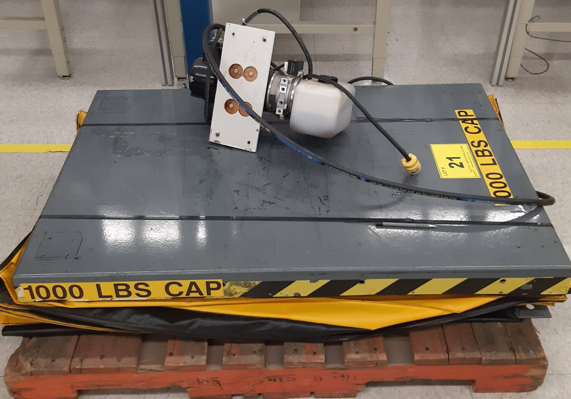 1,000LB CAP. LIFT TABLE