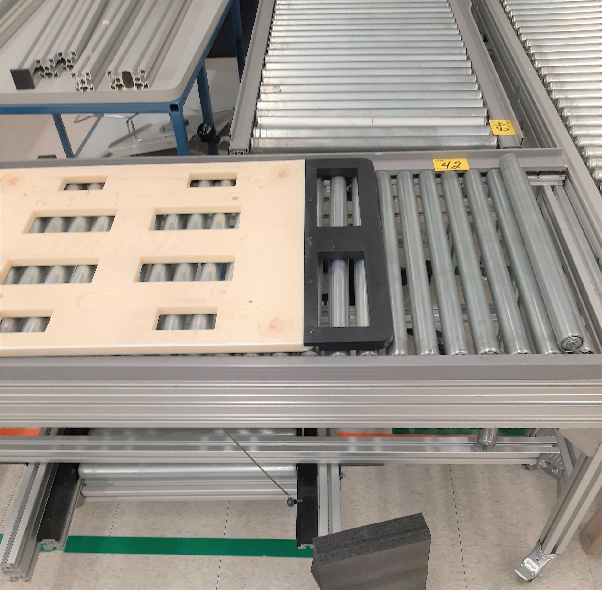 LOT - (4) PNEUMATIC ASSEMBLY/WORK TABLES W/ (5) SECTIONS ASSORTED ROLLING CONVEYOR - Image 5 of 8