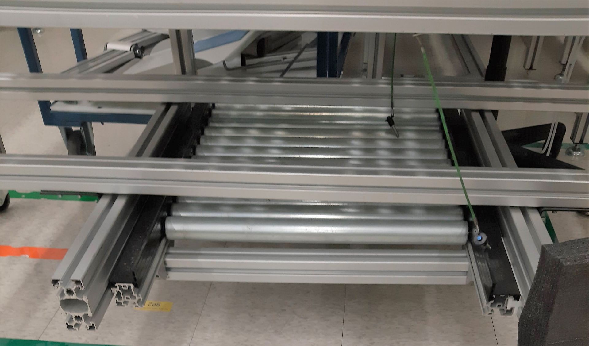 LOT - (4) PNEUMATIC ASSEMBLY/WORK TABLES W/ (5) SECTIONS ASSORTED ROLLING CONVEYOR - Image 6 of 8