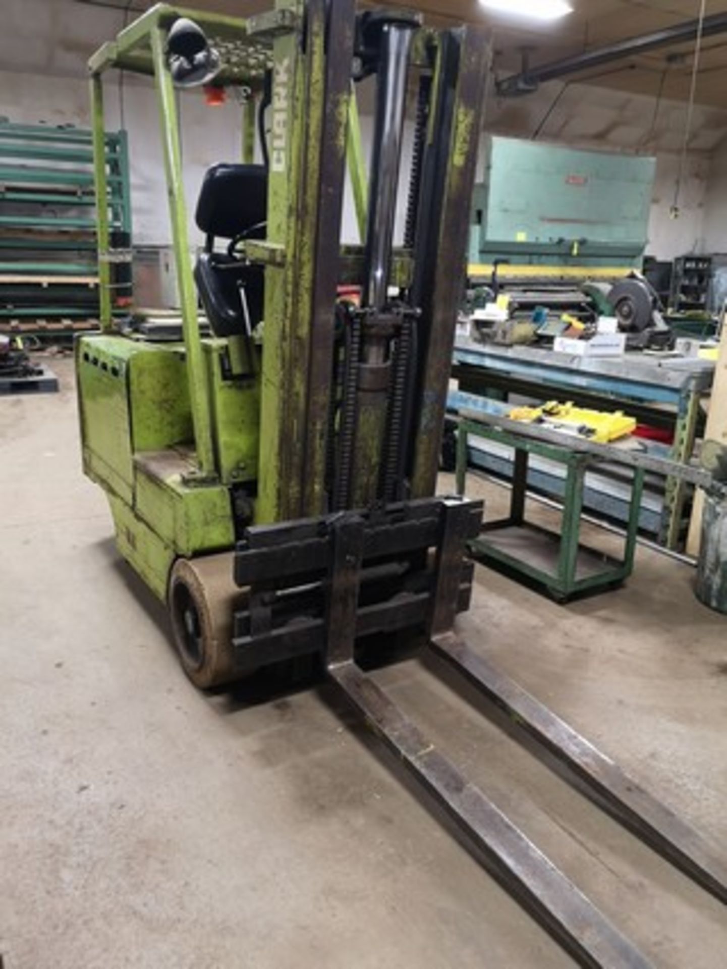 CLARK EC500-40 ELECTRIC FORKLIFT, 3,700LB CAP., 3-STAGE MAST, 188” MAX LIFT, S/N E355-98-1572 W/ - Image 7 of 10