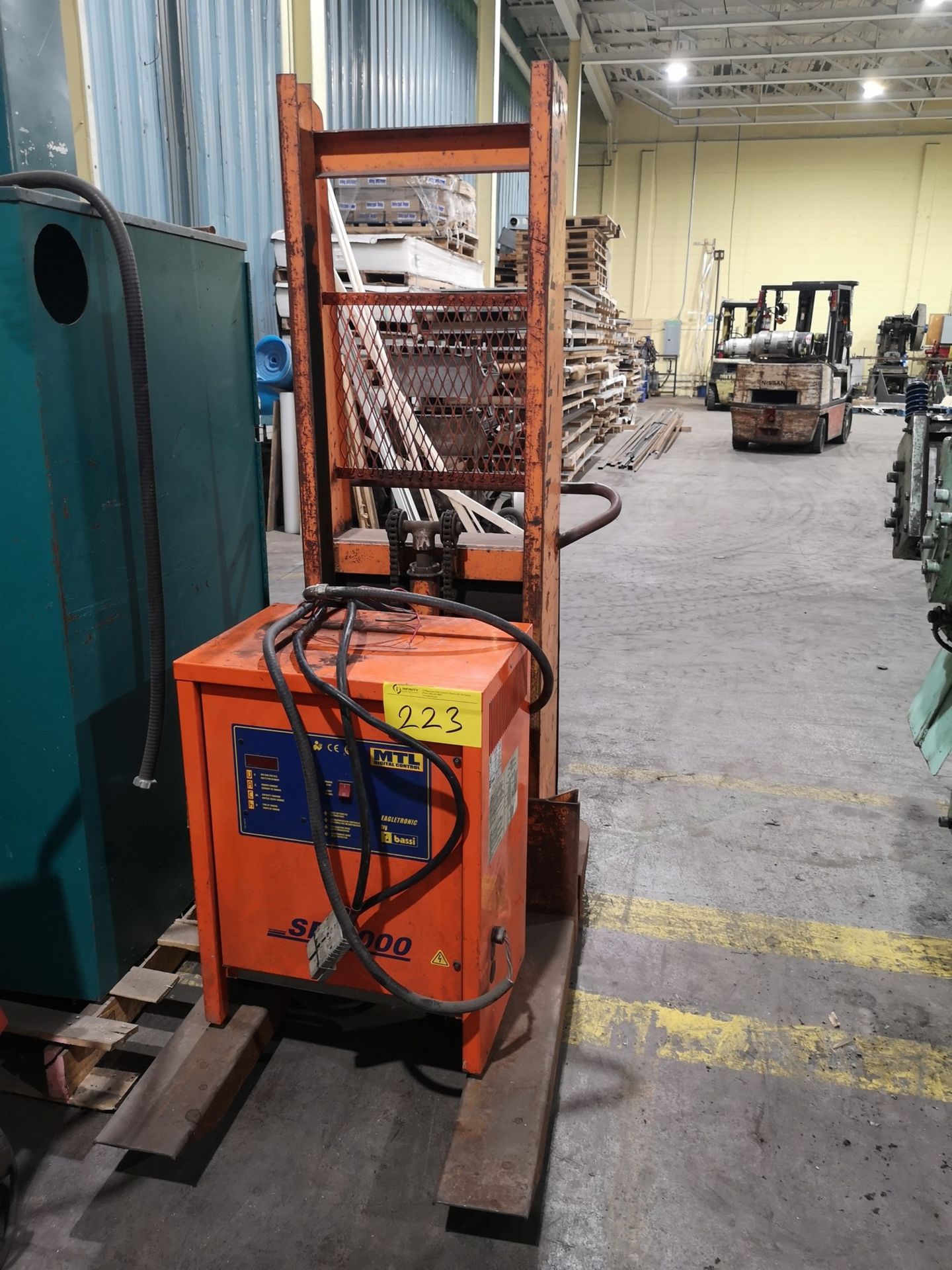MOBILE LIFT W/ MIL DIGITAL CONTROL SR600 CHARGER (LOCATED IN BRAMPTON, ON)