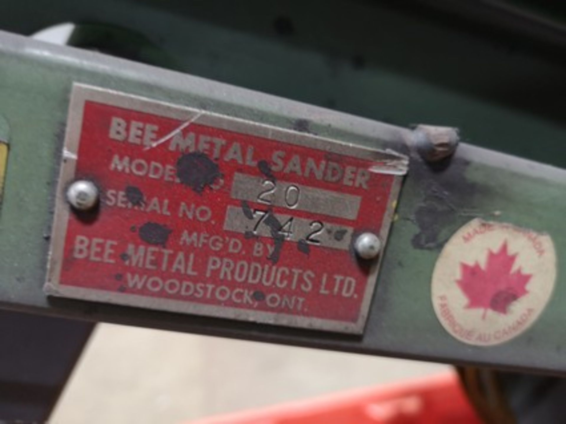 BEE METAL MODEL 20 1" BELT SANDER, S/N 742 W/ SPARE BELTS - Image 4 of 4