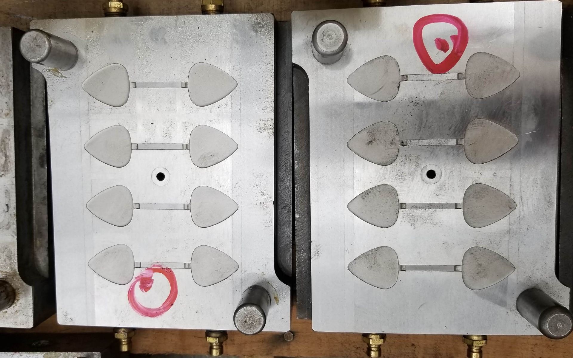 SET OF INJECTION MOULDS FOR ASSORTED GUITAR PICKS (FULL SPECTRUM OF THICKNESS) (6) CAVITIES, (3) - Image 3 of 8