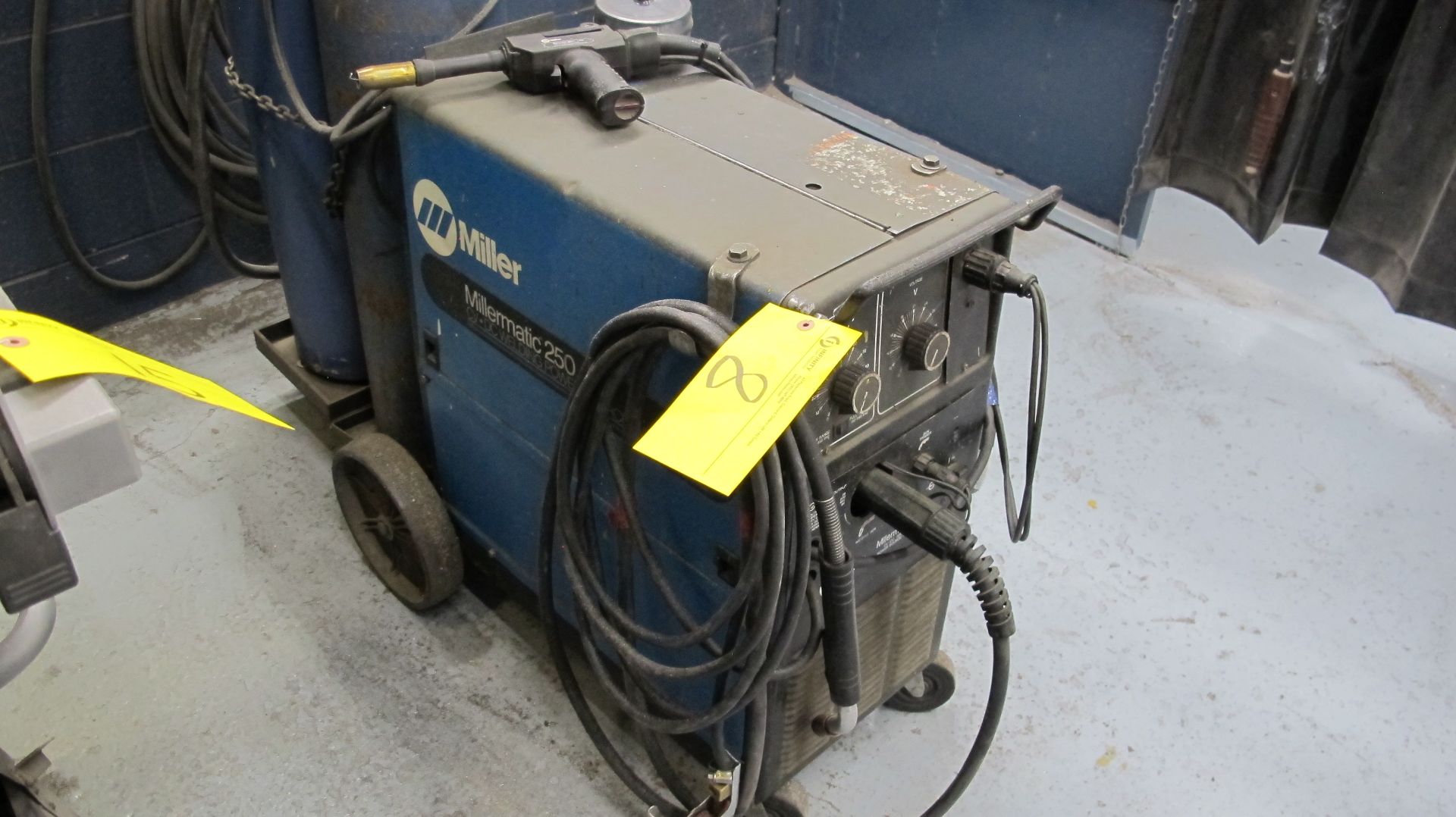 MILLER MILLERMATIC 250 CV-DC WELDING POWER SOURCE W/ MILLER SPOOLMATIC 15A WIRE FEEDER, CABLES AND - Image 5 of 6