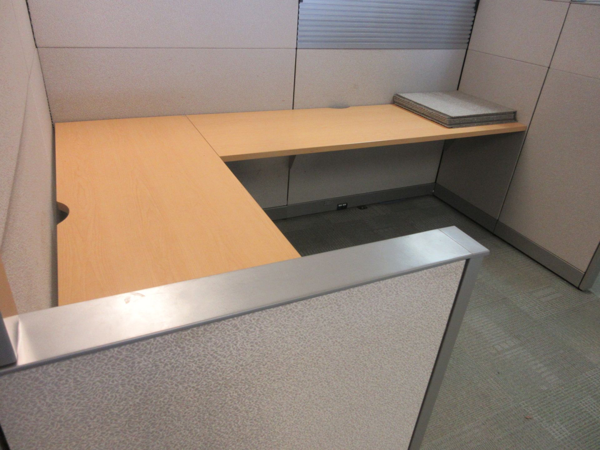 20-PERSON WORKSTATION W. L-SHAPED DESKS, CABINETS AND DIVIDERS (FRONT OFFICES) (SUBJECT TO BULK - Image 3 of 4