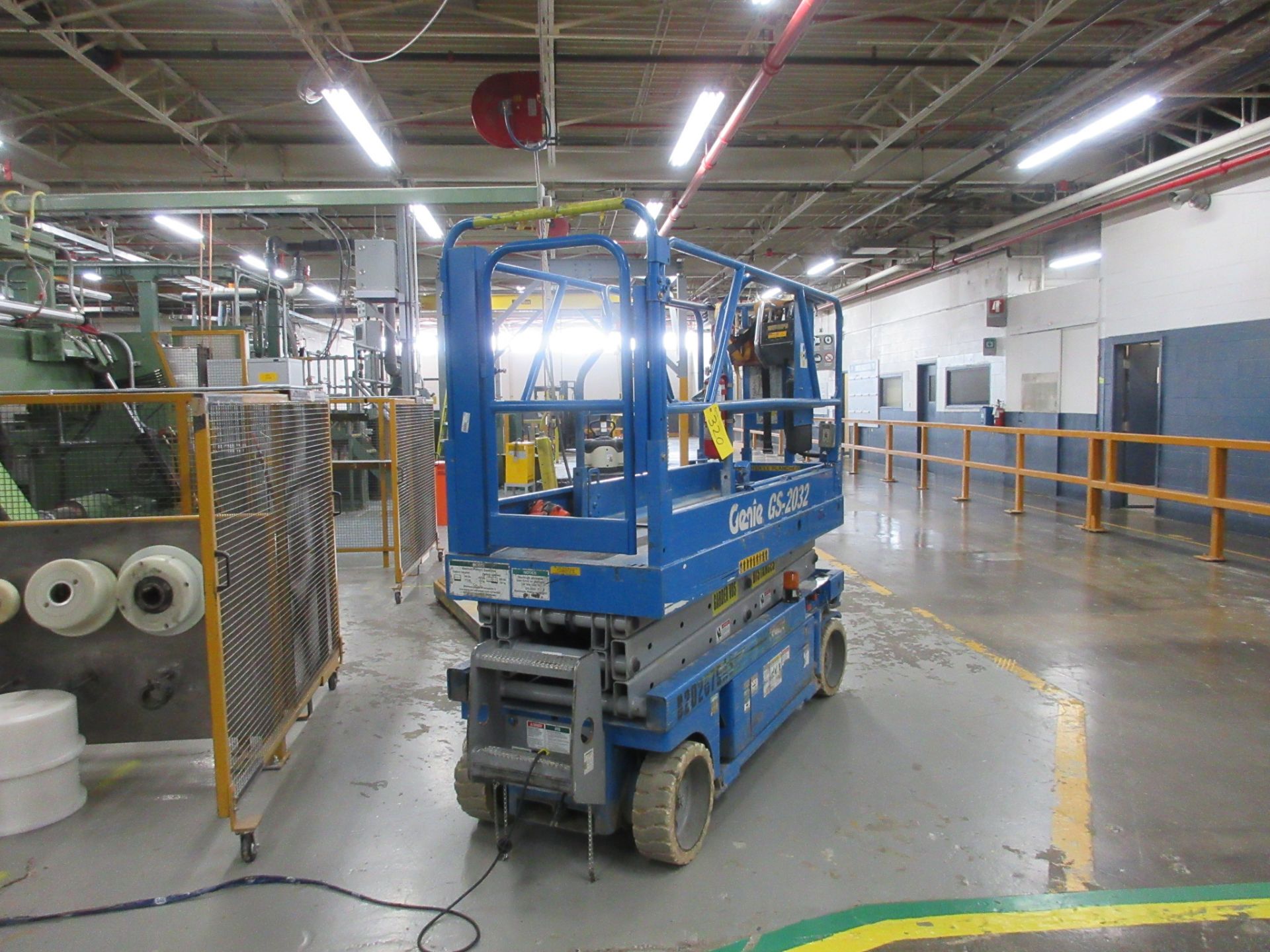 GENIE GS-2032 ELECTRIC SCISSOR LIFT, 600LB CAP., 20' MAX LIFT, 110V PLUGIN, EXTENDABLE PLATFORM, - Image 3 of 10