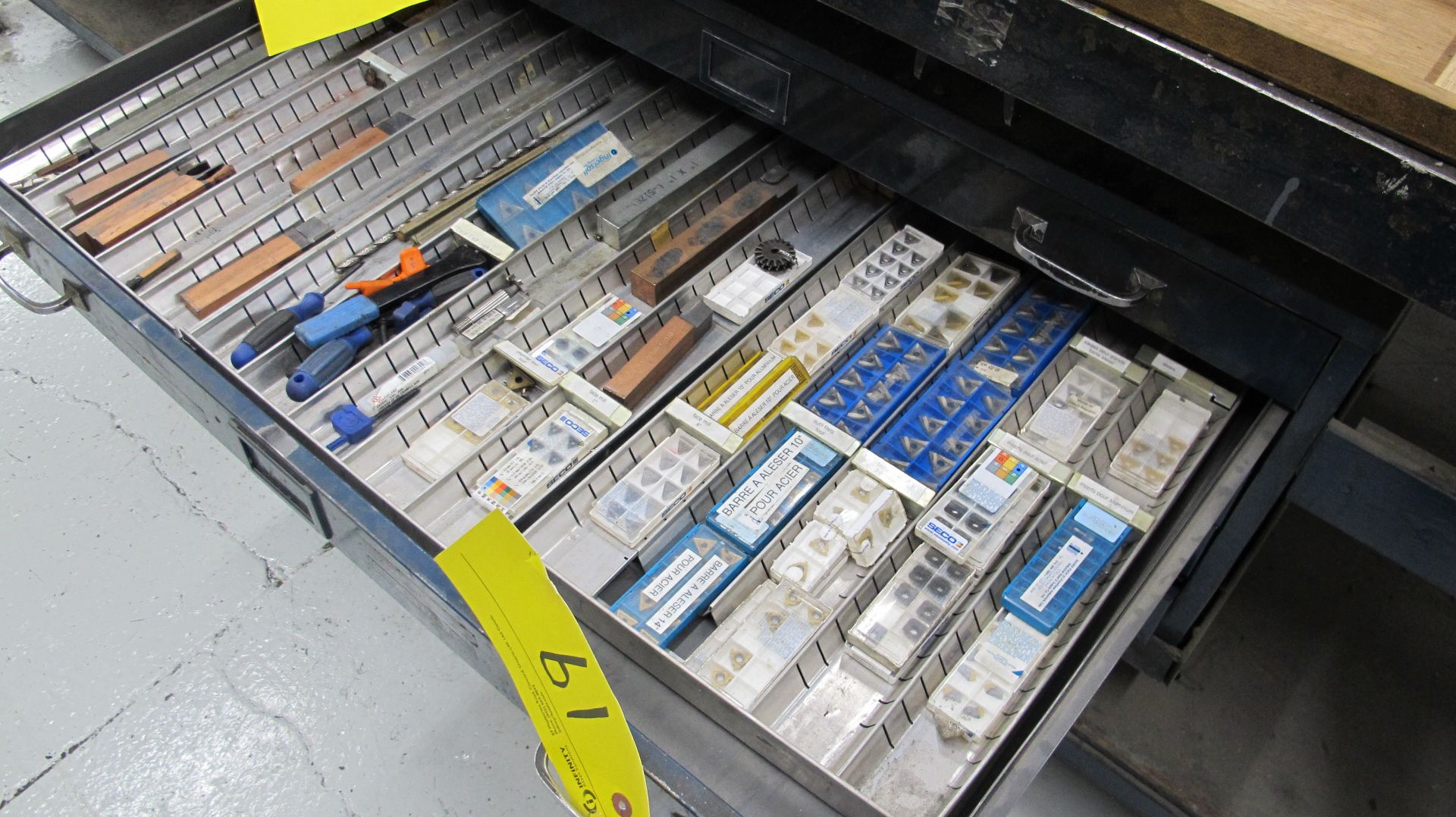 CONTENTS OF 1-DRAWER OF TOOL STORAGE CABINET INCLUDING CARBIDE CUTTER SETS, CUTTER BARS, ETC. (NO