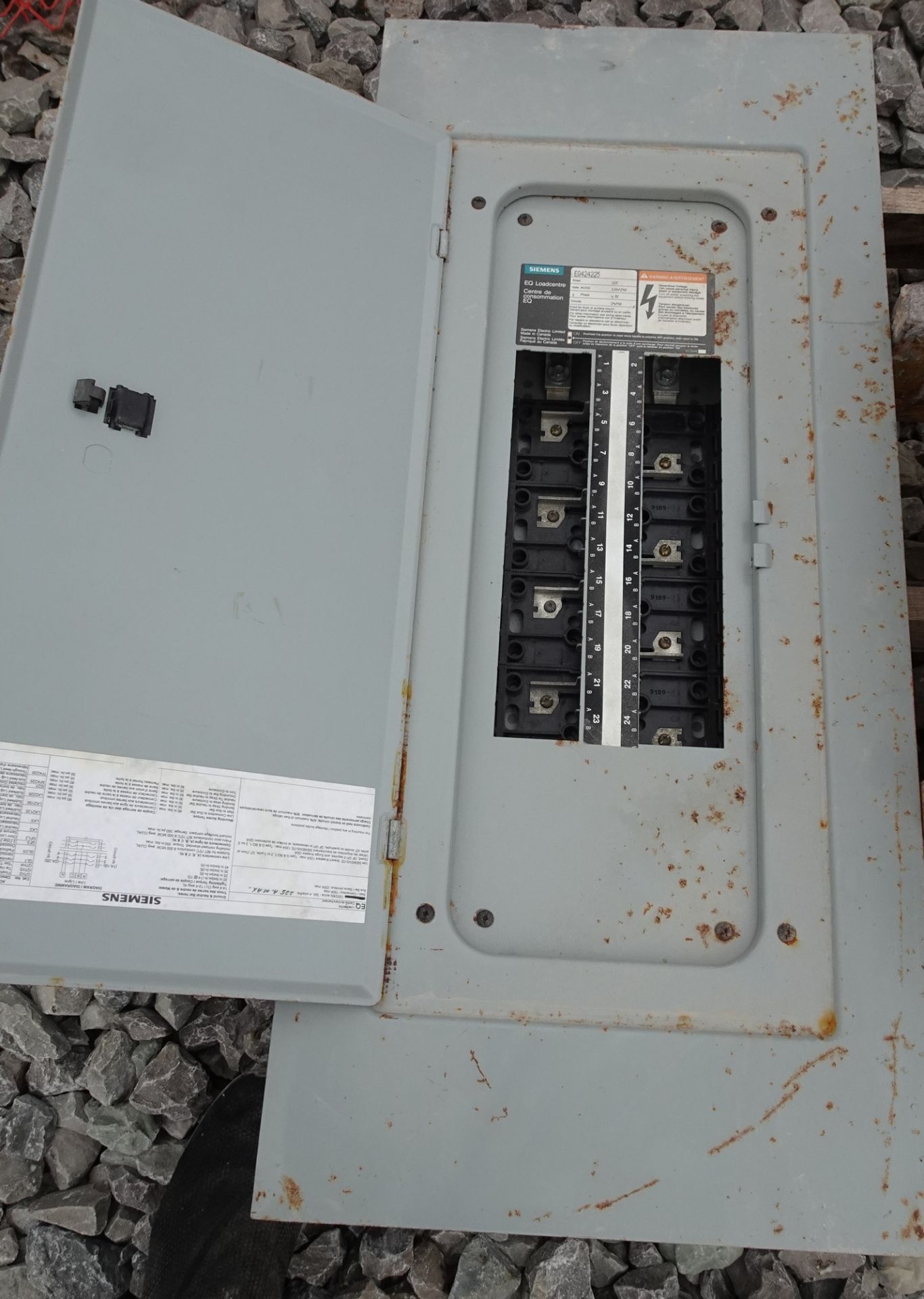 MULTI PLUG ELECTRICAL DISTRIBUTION UNIT C/W SIEMENS BREAKER BOX - Image 3 of 3