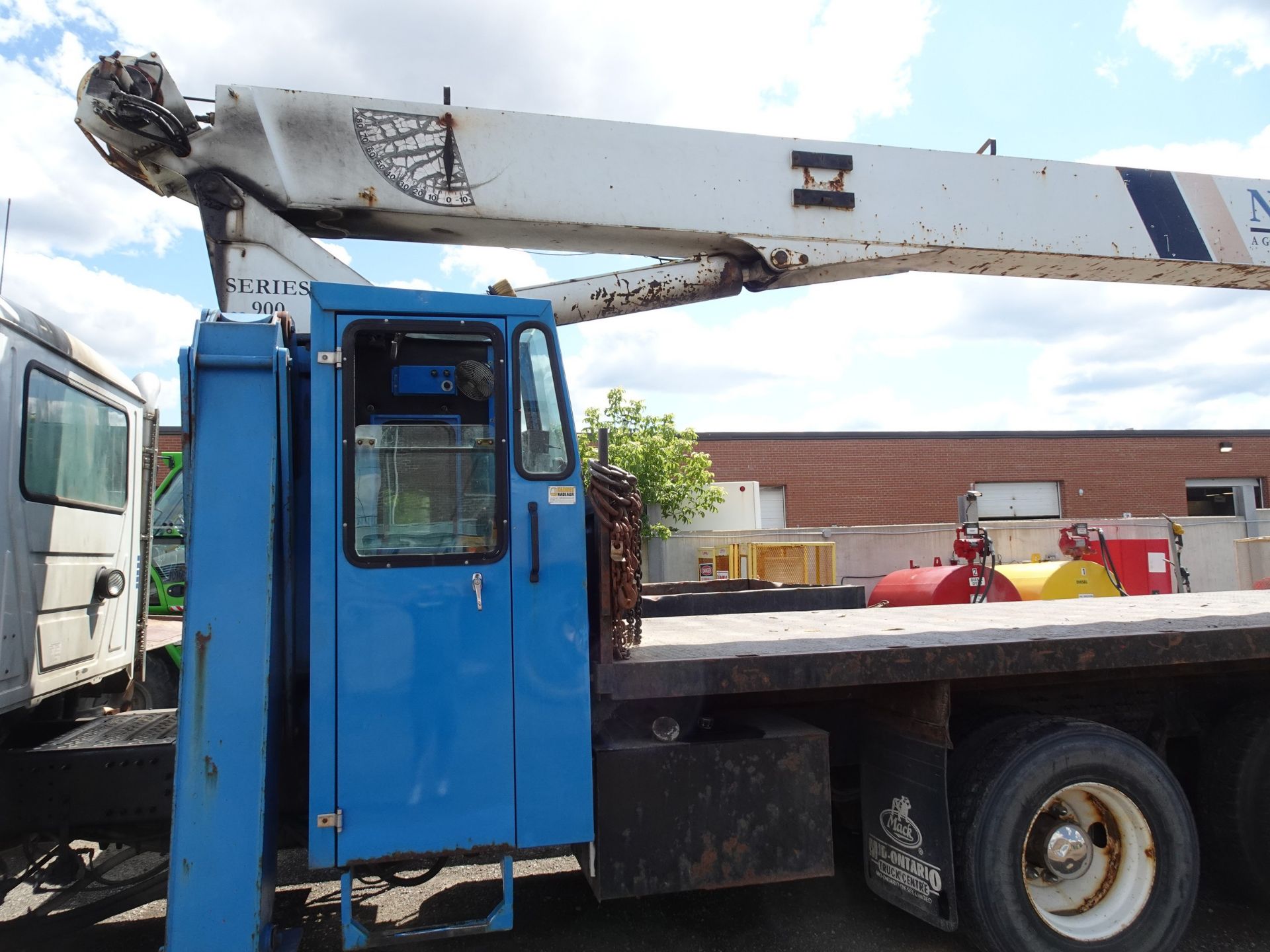 2012 MACK GU813 TANDEM AXLE PICKER TRUCK, METER READING 238,000KMS (UNVERIFIED), EATON FULLER 18 - Image 27 of 44