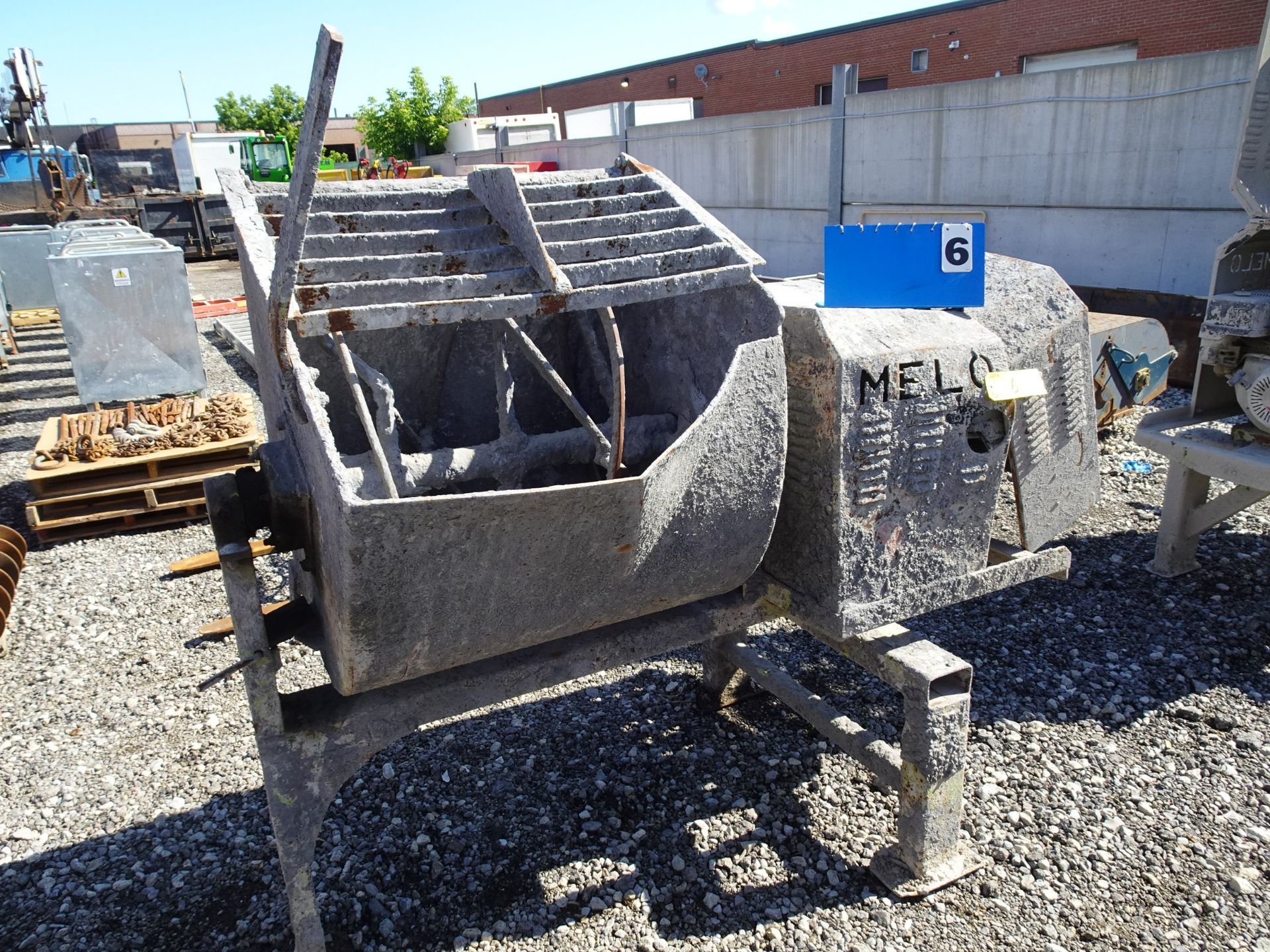 MELO MORTAR MIXER P/W HONDA GAS POWERED ENGINE (HOOD NEEDS ATTENTION)