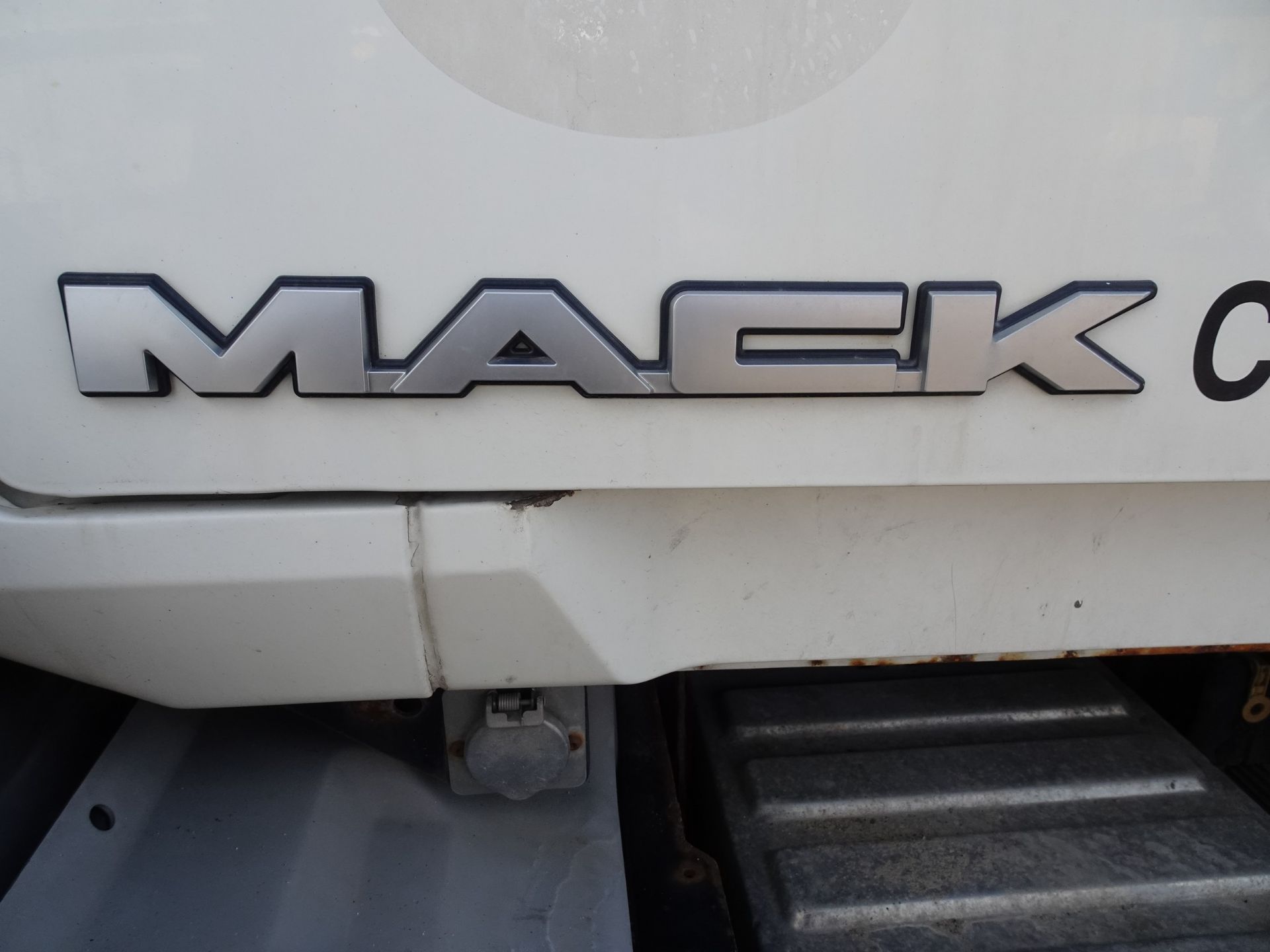 2012 MACK GU813 TANDEM AXLE PICKER TRUCK, METER READING 238,000KMS (UNVERIFIED), EATON FULLER 18 - Image 13 of 44