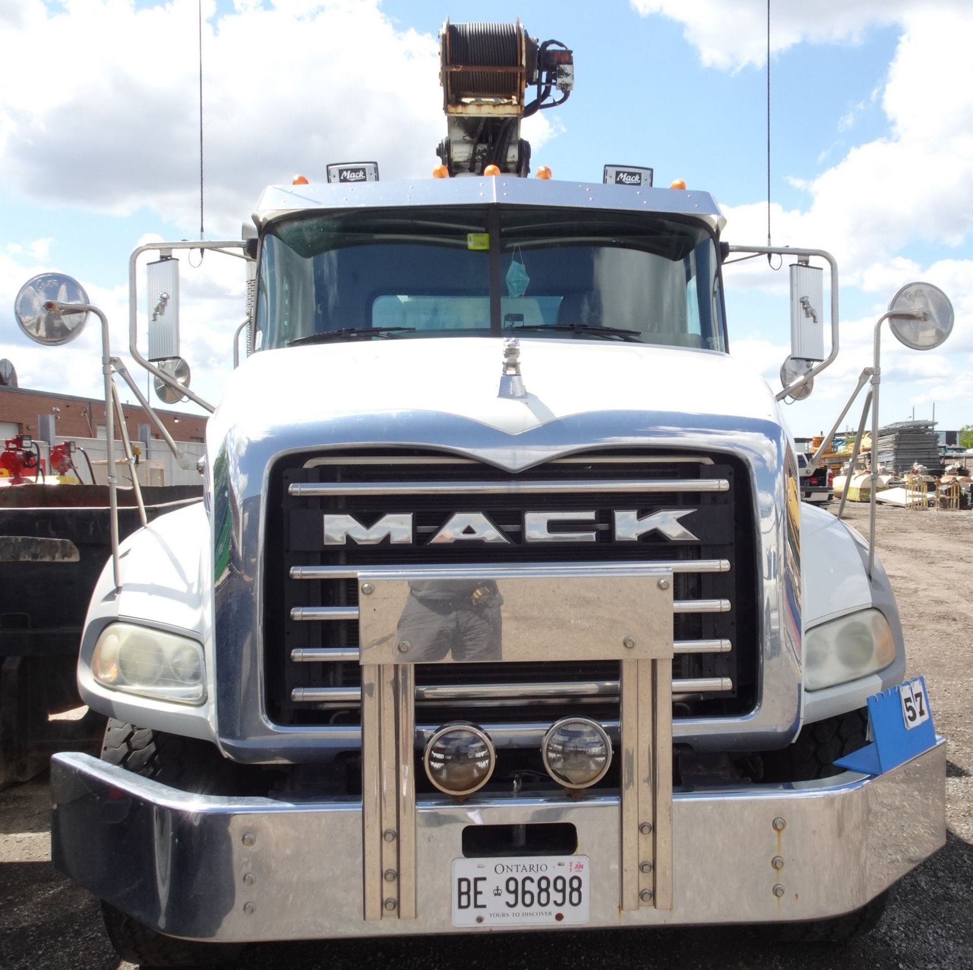 2012 MACK GU813 TANDEM AXLE PICKER TRUCK, METER READING 238,000KMS (UNVERIFIED), EATON FULLER 18 - Image 3 of 44