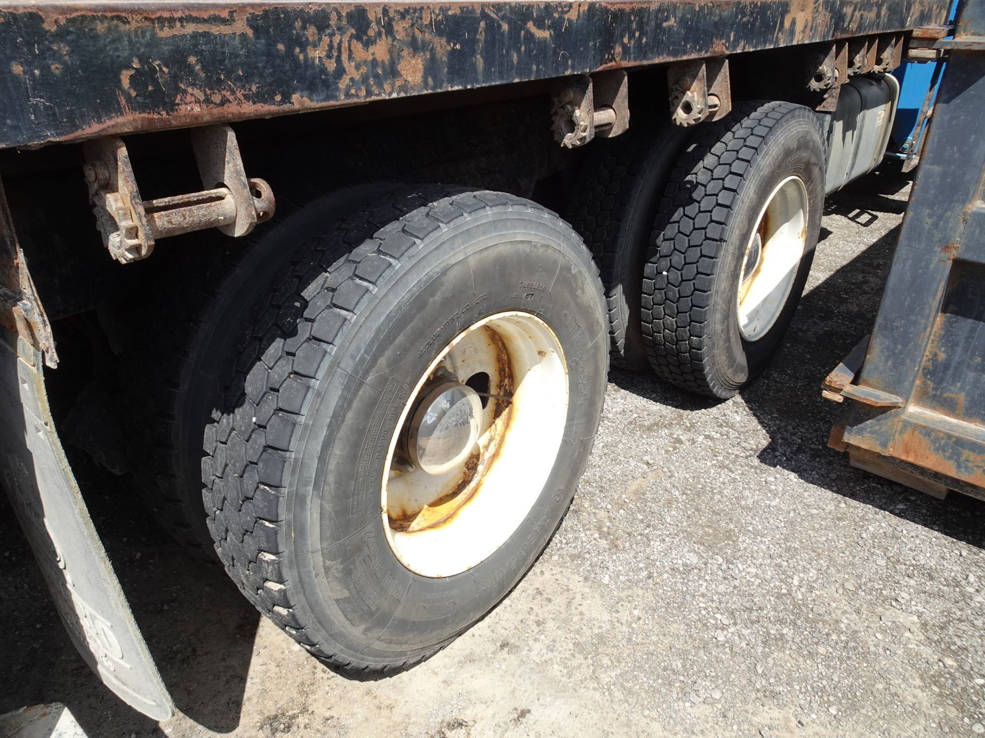 2012 MACK GU813 TANDEM AXLE PICKER TRUCK, METER READING 238,000KMS (UNVERIFIED), EATON FULLER 18 - Image 23 of 44