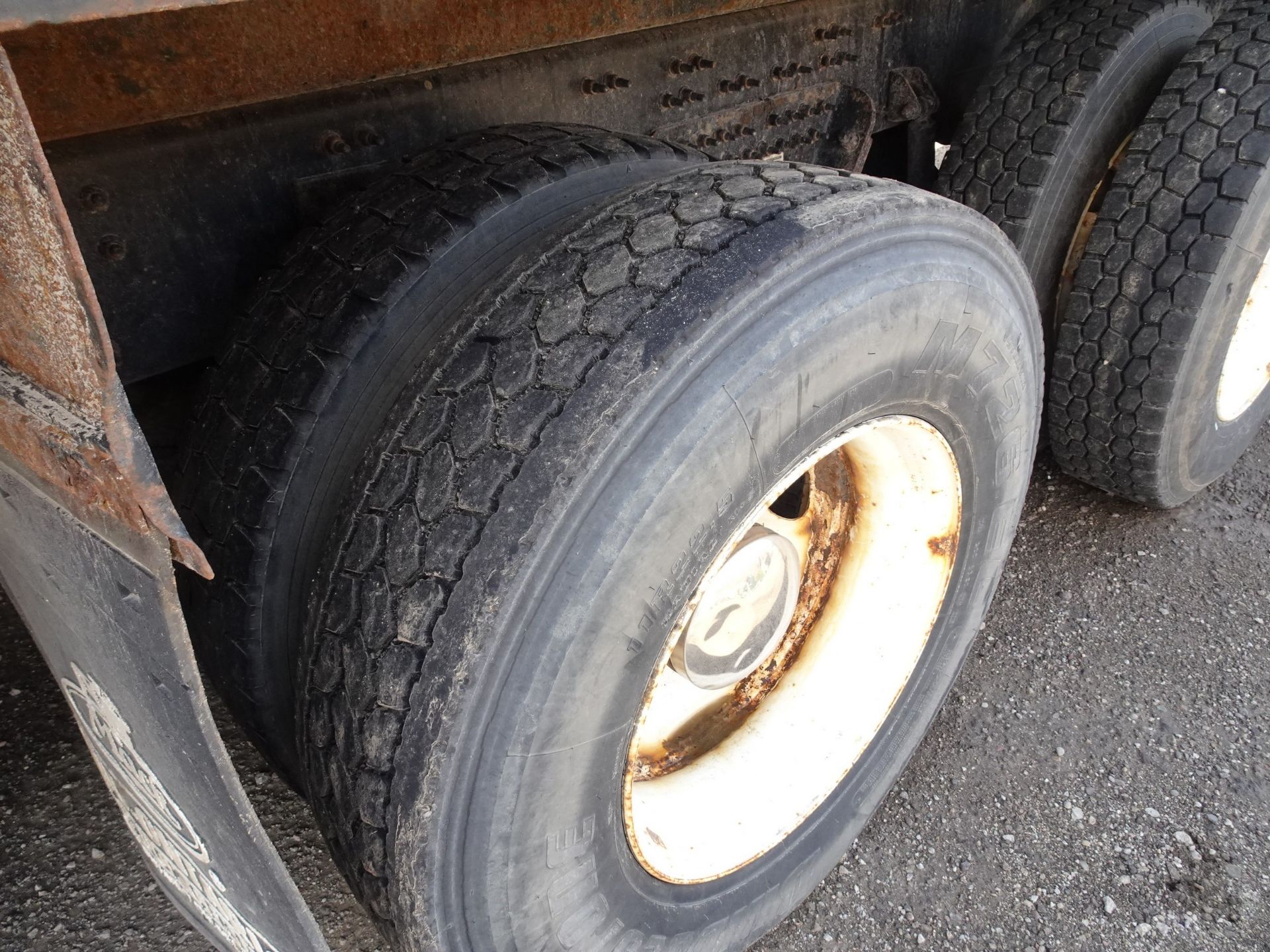 2012 MACK GU813 TANDEM AXLE PICKER TRUCK, METER READING 238,000KMS (UNVERIFIED), EATON FULLER 18 - Image 15 of 44