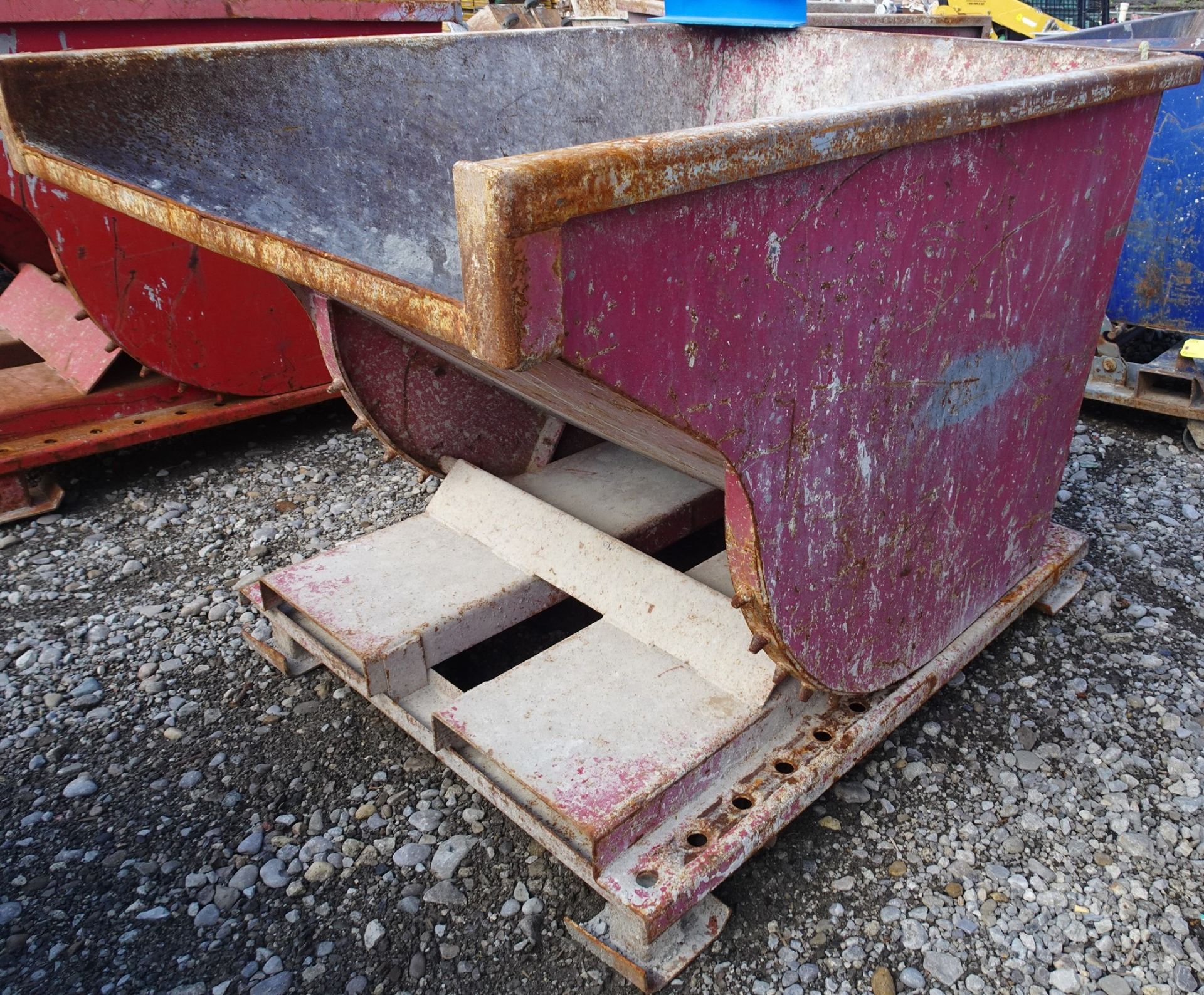 SKID MOUNTED SELF DUMPING WASTE BIN - Image 6 of 6