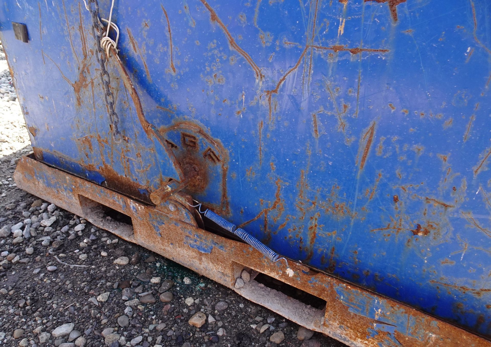 SKID MOUNTED SELF DUMPING WASTE BIN C/W SALT - Image 3 of 6