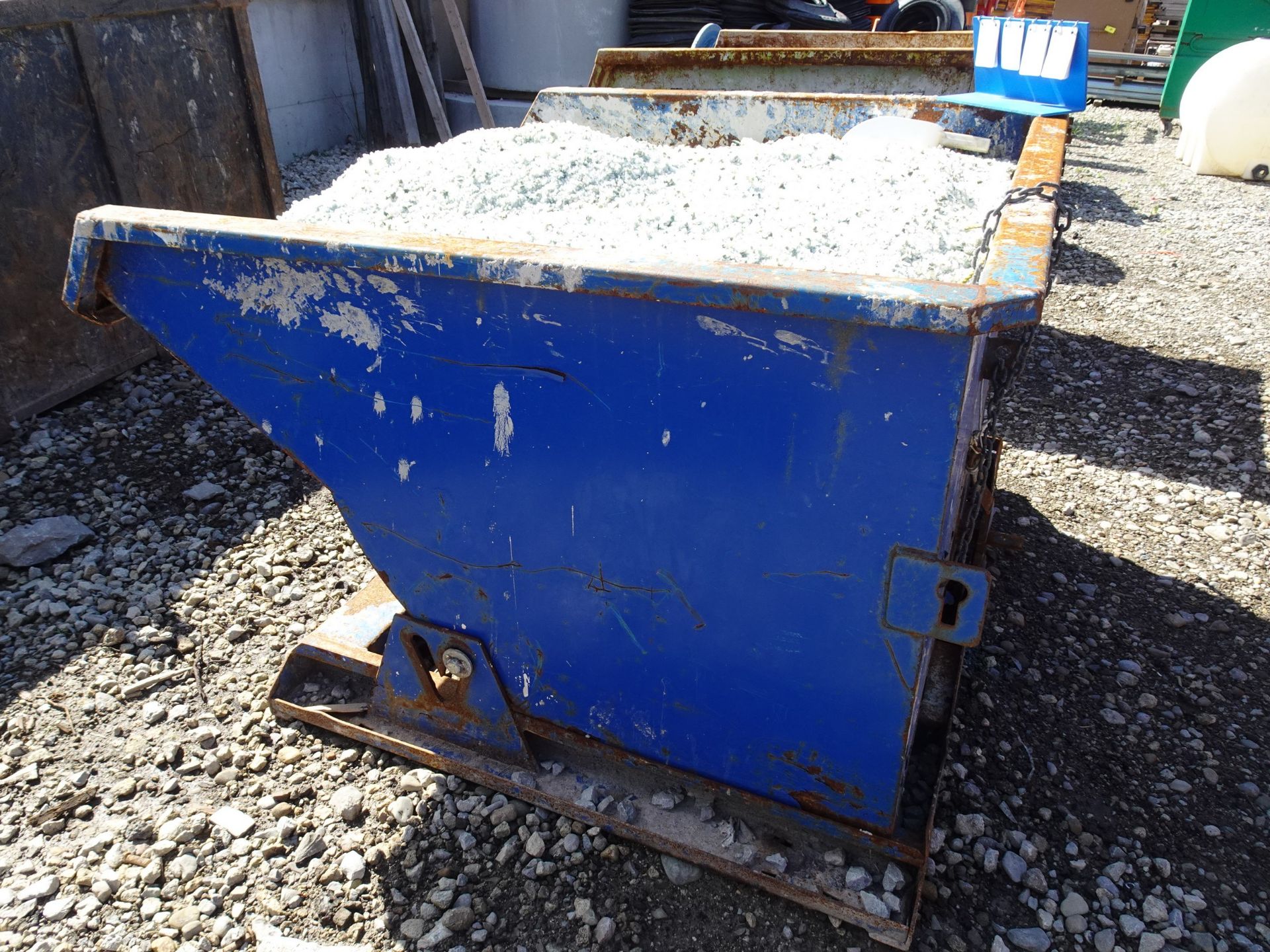 SKID MOUNTED SELF DUMPING WASTE BIN C/W SALT - Image 4 of 6