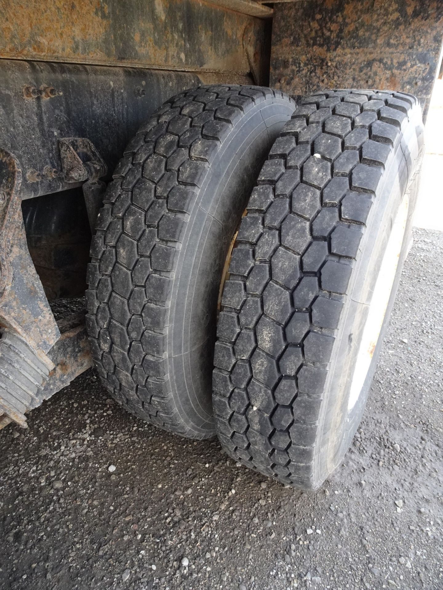 2012 MACK GU813 TANDEM AXLE PICKER TRUCK, METER READING 238,000KMS (UNVERIFIED), EATON FULLER 18 - Image 16 of 44