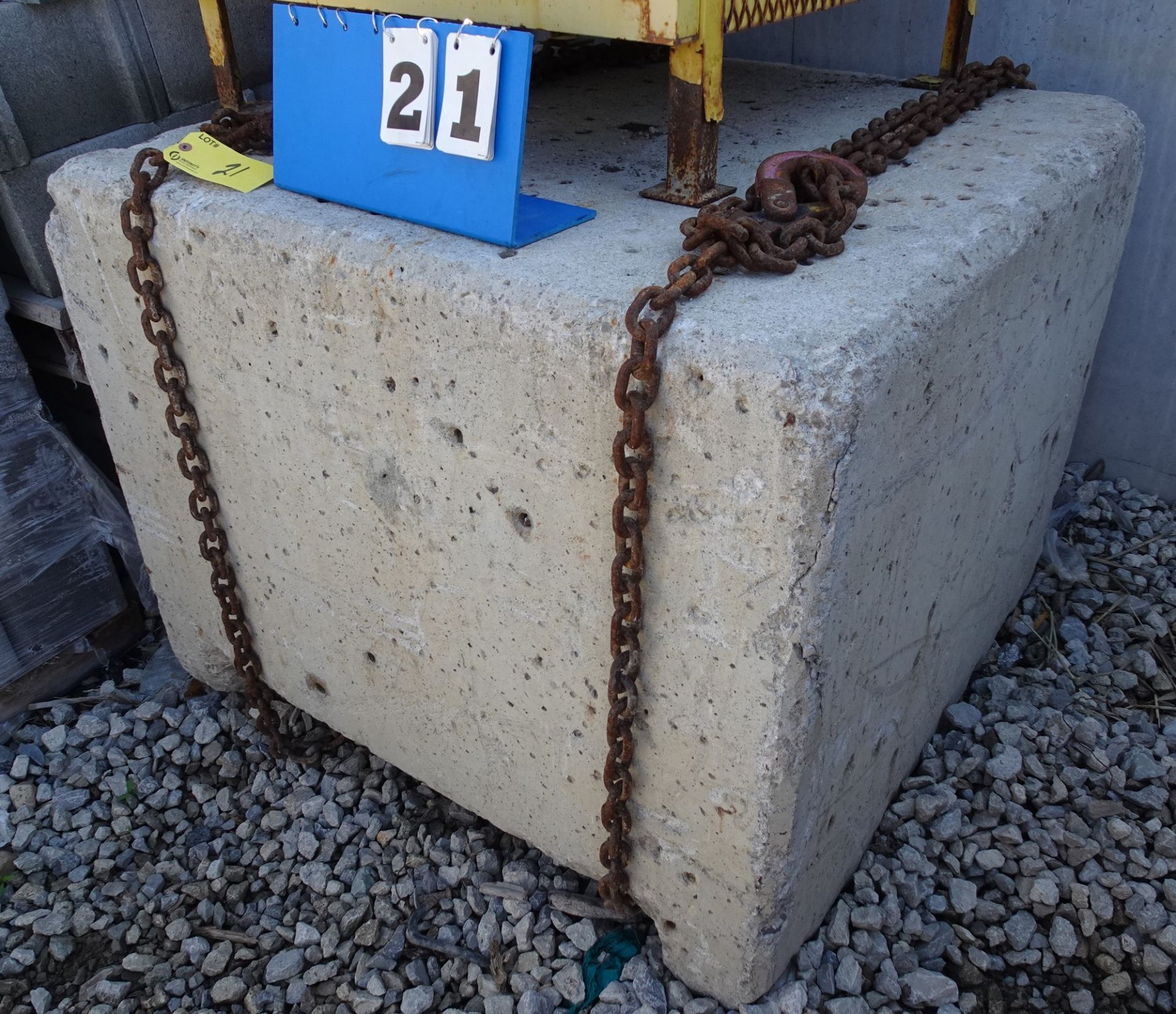 CONCRETE BLOCK C/W (2) LIFTING CHAINS - Image 2 of 3