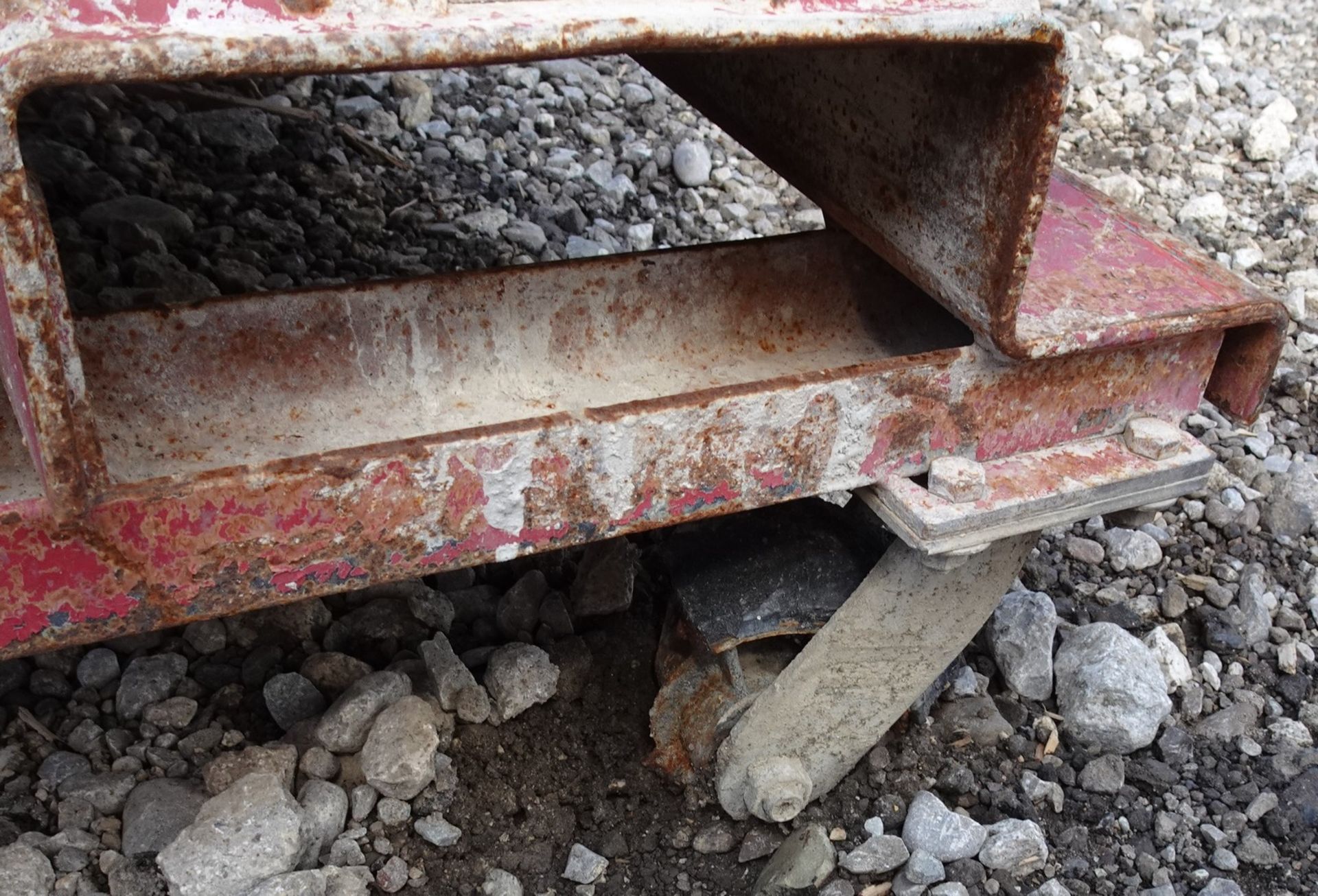 ON CASTERS SELF DUMPING WASTE BIN (NOTE: CASTERS DAMAGED ) - Image 4 of 9