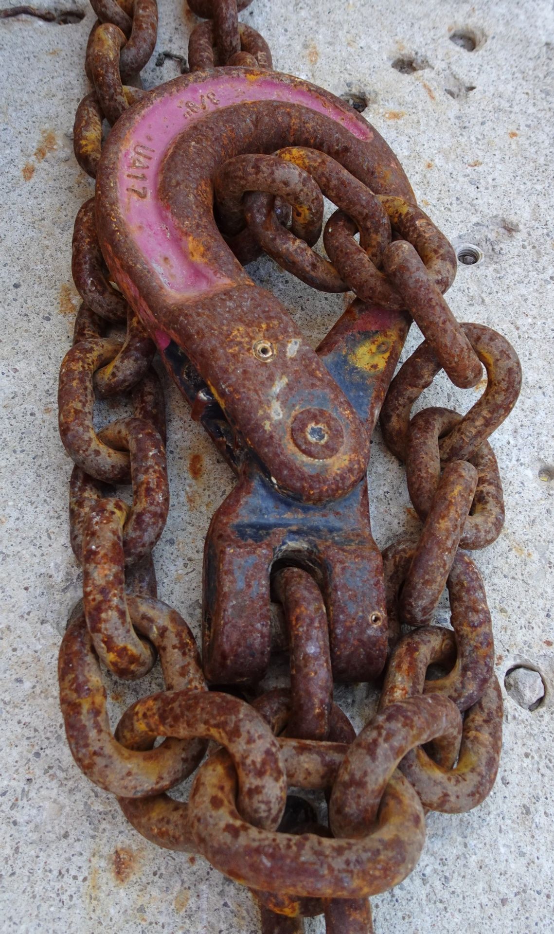 CONCRETE BLOCK C/W (2) LIFTING CHAINS - Image 3 of 3