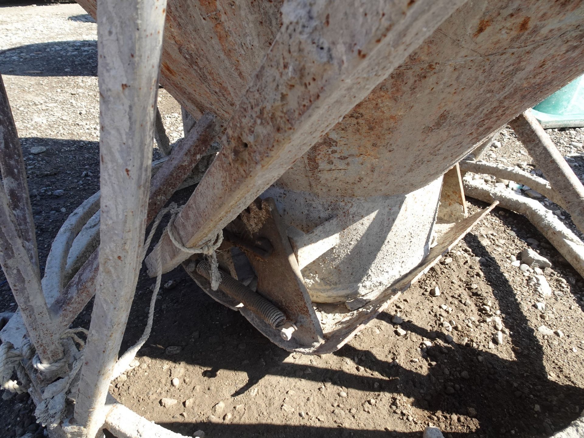 48" OPENING CONCRETE BUCKET - Image 3 of 6