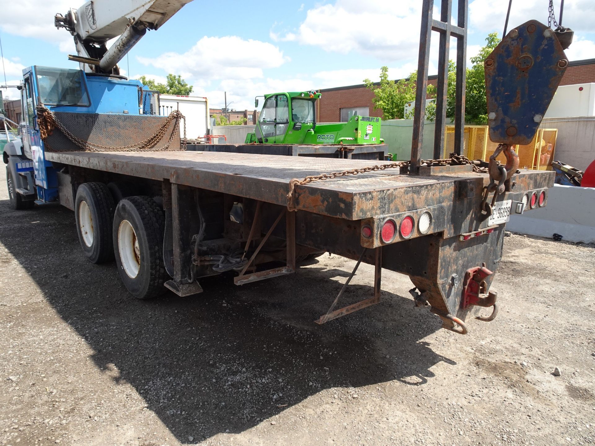 2012 MACK GU813 TANDEM AXLE PICKER TRUCK, METER READING 238,000KMS (UNVERIFIED), EATON FULLER 18 - Image 19 of 44