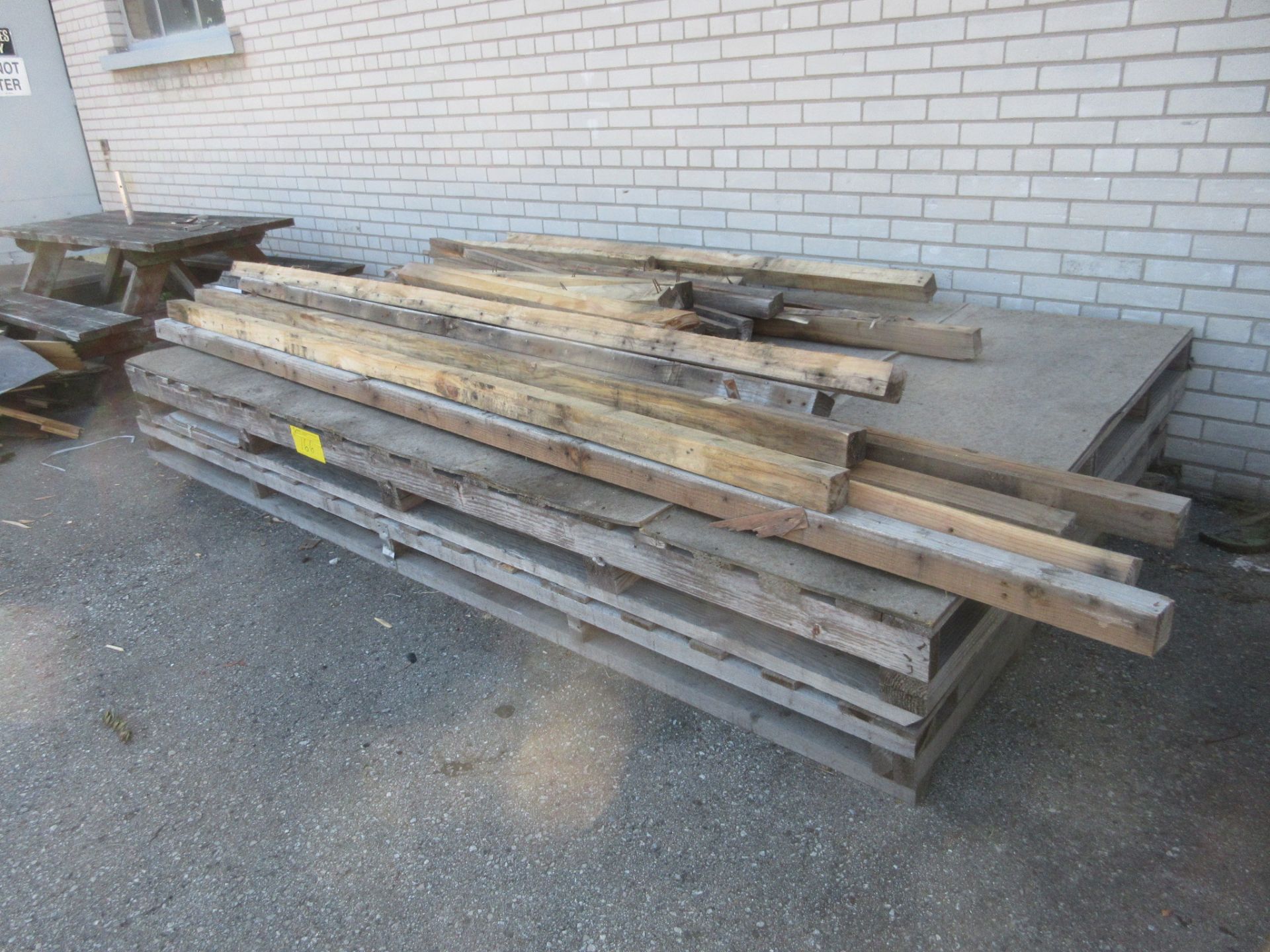 LOT ALL LOOSE WOOD IN YARD - Bild 4 aus 7